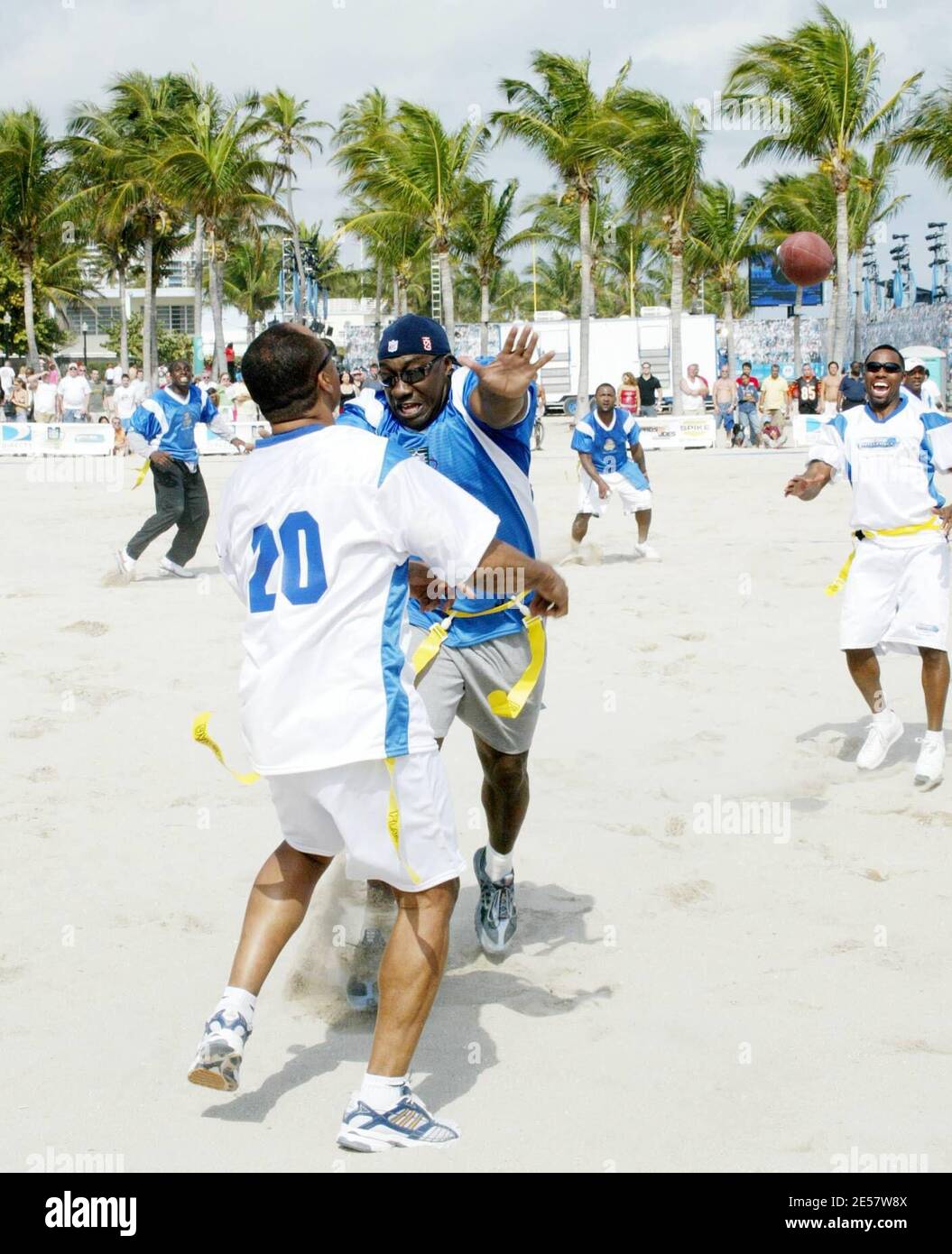 Steve-O, Maria Menounos, Matt Leinart, Michael Clark Duncan et d'autres célébrités assistent au DIRECTV Celebrity Beach Bowl présenté par SPIKE TV à Miami, FL. Steve-O s'est retrouvé avec le style habituel pour se rendre au jeu. 2/1/07 [[mab]] Banque D'Images