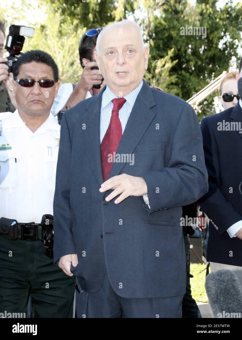 Conférence de presse tenue au bureau du médecin légiste du comté de Broward à Dania, en Floride, où le médecin légiste en chef, le Dr Joshua Perper, et le chef de police de Seminole, Charlie Tiger, ont parlé de la mort d'Anna Nicole Smith. Une blonde non identifiée, considérée comme une voisine d'Anna Nicole, a également été vue en quittant le bureau de l'examinateur en pleurant. 2/9/07 [[rac ral]] Banque D'Images