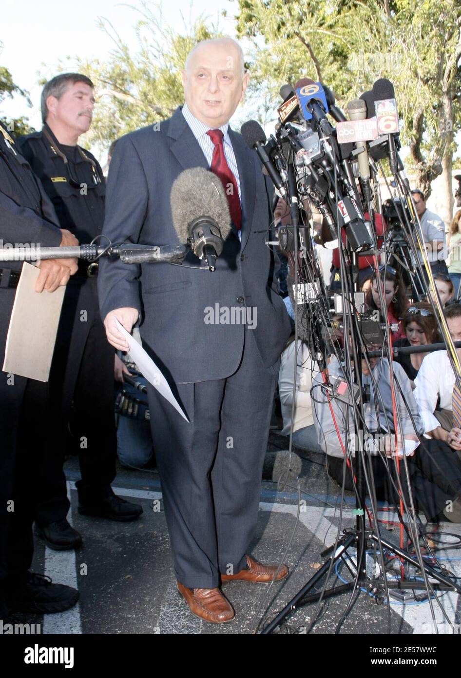 Conférence de presse tenue au bureau du médecin légiste du comté de Broward à Dania, en Floride, où le médecin légiste en chef, le Dr Joshua Perper, et le chef de police de Seminole, Charlie Tiger, ont parlé de la mort d'Anna Nicole Smith. Une blonde non identifiée, considérée comme une voisine d'Anna Nicole, a également été vue en quittant le bureau de l'examinateur en pleurant. 2/9/07 [[rac ral]] Banque D'Images