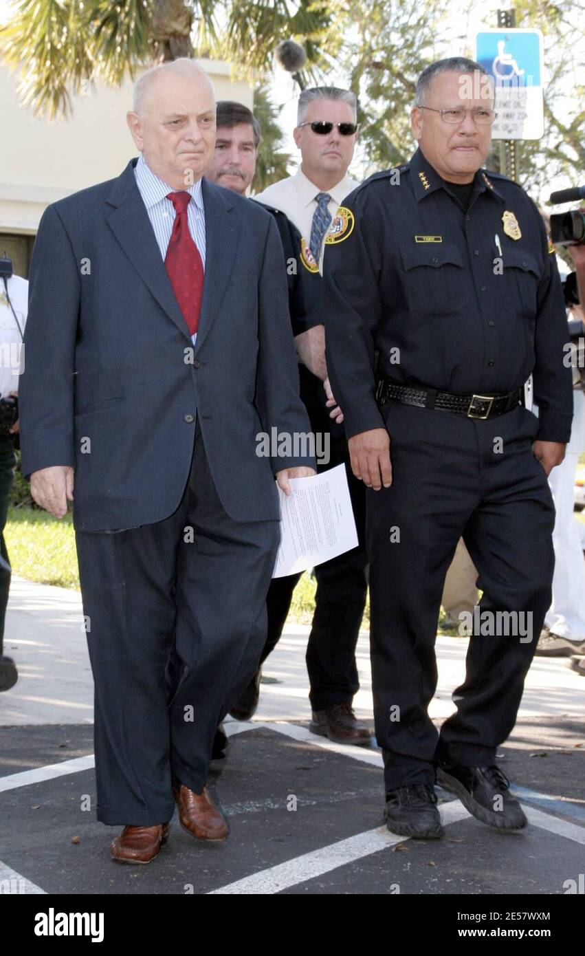 Conférence de presse tenue au bureau du médecin légiste du comté de Broward à Dania, en Floride, où le médecin légiste en chef, le Dr Joshua Perper, et le chef de police de Seminole, Charlie Tiger, ont parlé de la mort d'Anna Nicole Smith. Une blonde non identifiée, considérée comme une voisine d'Anna Nicole, a également été vue en quittant le bureau de l'examinateur en pleurant. 2/9/07 [[rac ral]] Banque D'Images