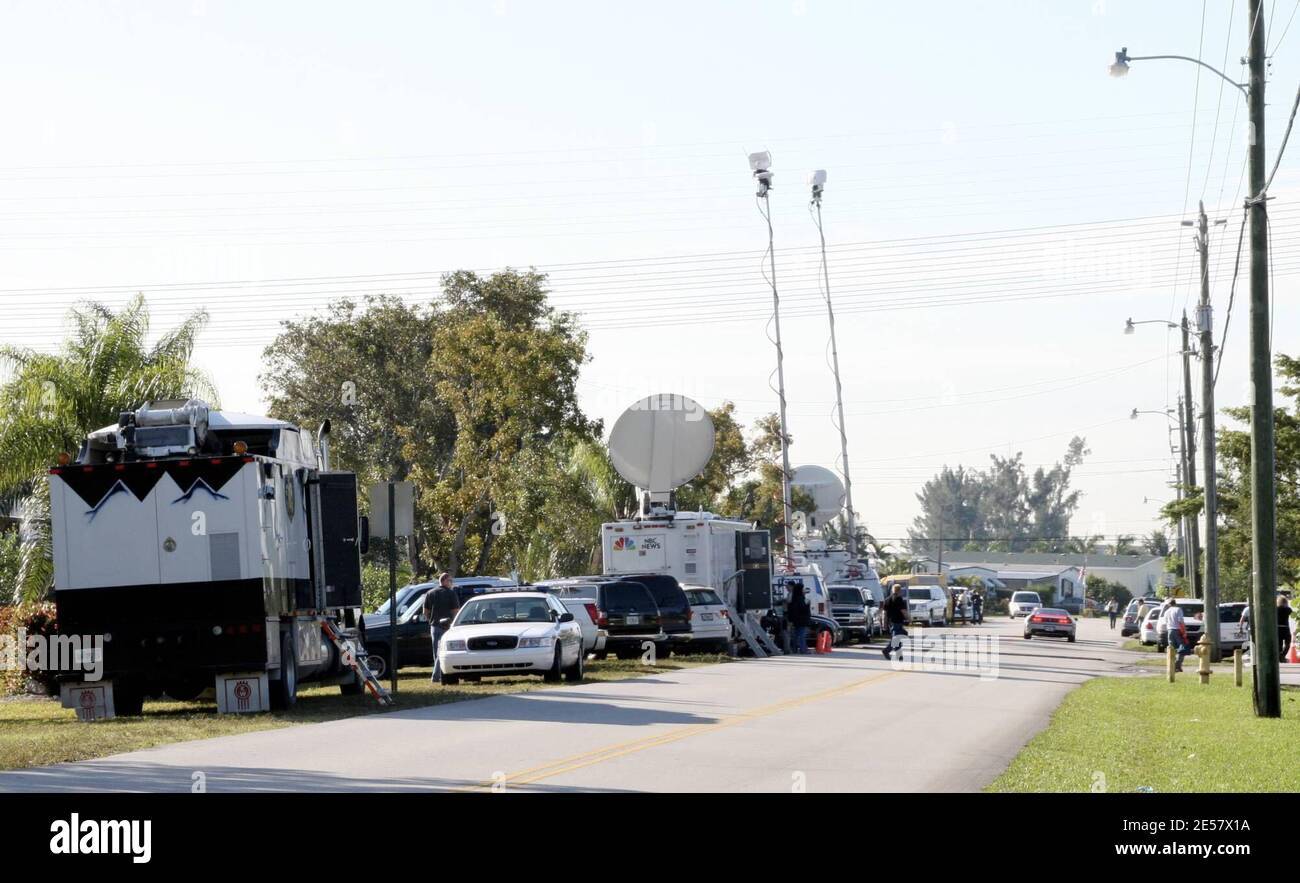Conférence de presse tenue au bureau du médecin légiste du comté de Broward à Dania, en Floride, où le médecin légiste en chef, le Dr Joshua Perper, et le chef de police de Seminole, Charlie Tiger, ont parlé de la mort d'Anna Nicole Smith. Une blonde non identifiée, considérée comme une voisine d'Anna Nicole, a également été vue en quittant le bureau de l'examinateur en pleurant. 2/9/07 [[rac ral]] Banque D'Images