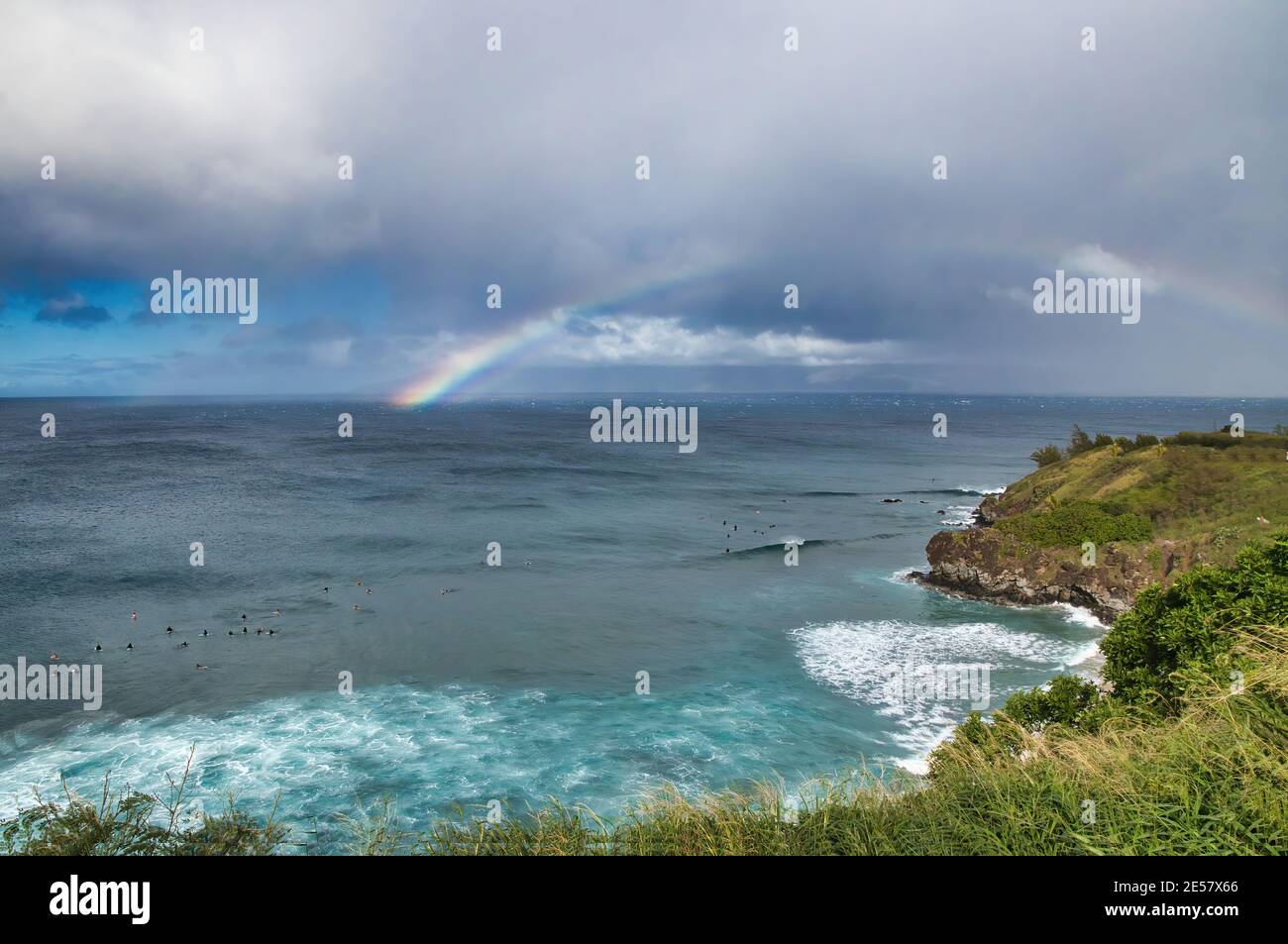 Un arc-en-ciel brillant débordant dans le ciel sur la baie de la ville de la ville maui Banque D'Images