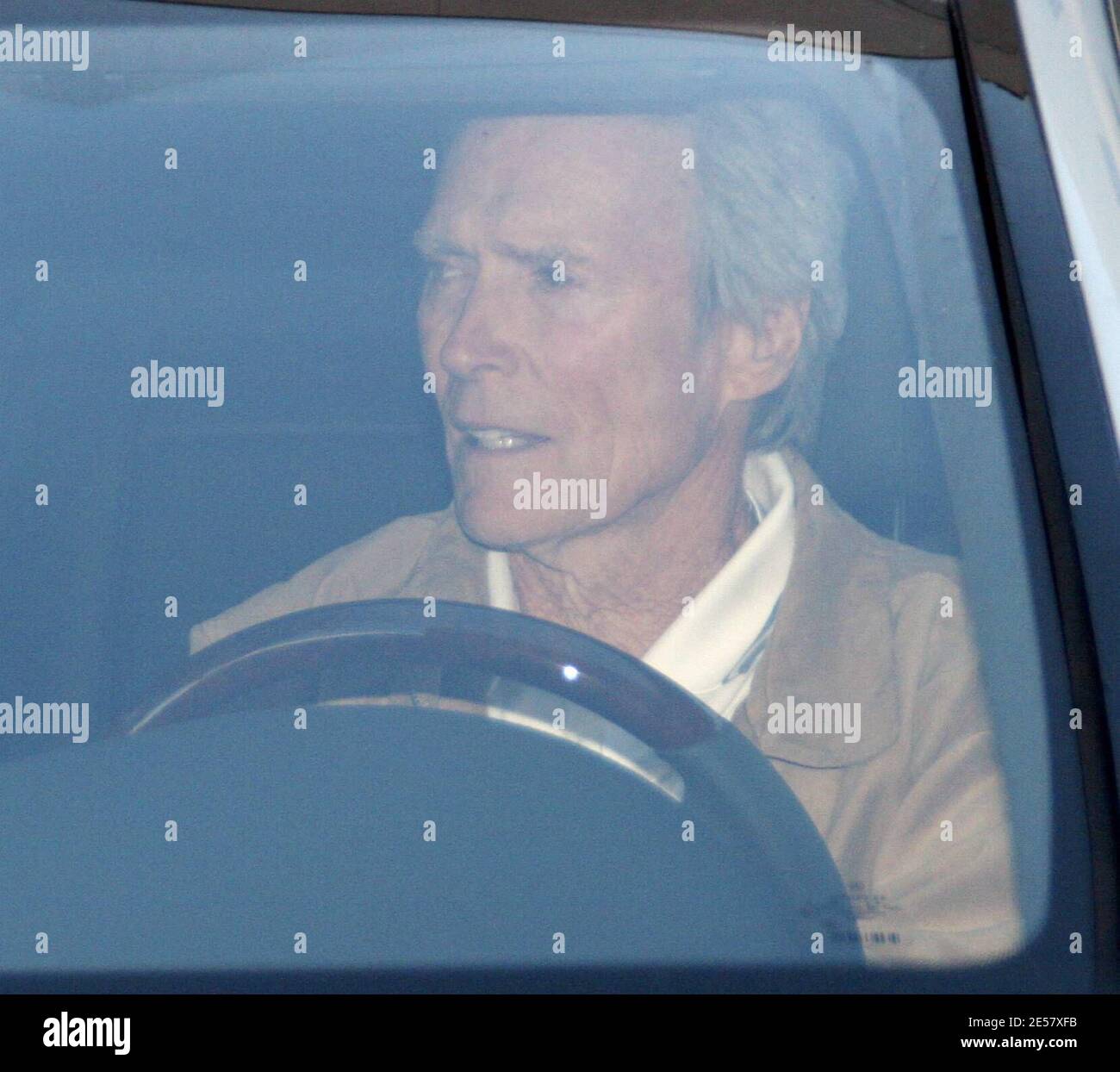 Exclusif !! Vas-y, faites ma journée! Ces mots célèbres sont sur le point de faire un retour à l'écran d'argent quand Clint Eastwood remprises son rôle de Dirty Harry dans le prochain film. Eastwood a été repéré obtenir un ajustement pour son costume Oscar à Beverly Hills, ca. 2/23/07 [[rac]] Banque D'Images