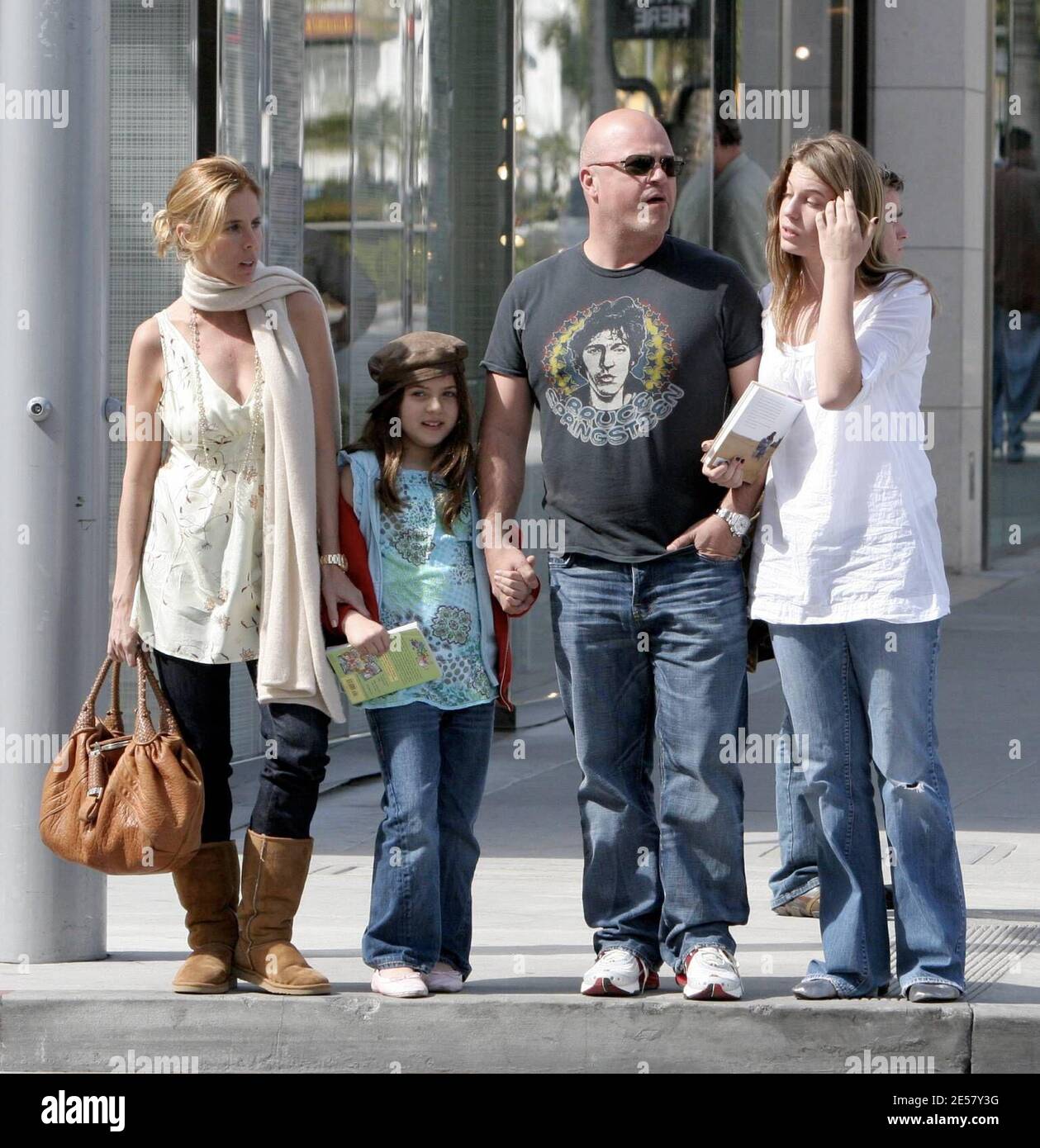 Exclusif !! L'acteur du Bouclier, Michael Chiklis, a passé samedi après-midi à Beverly Hills, vers., avec sa femme Michelle Moran et ses deux filles Autumn et Odessa. La famille heureuse semblait être dans de grands esprits et se moque et souriait pendant qu'ils marchaient bras dans le bras. 3/3/07 [[rac]] Banque D'Images