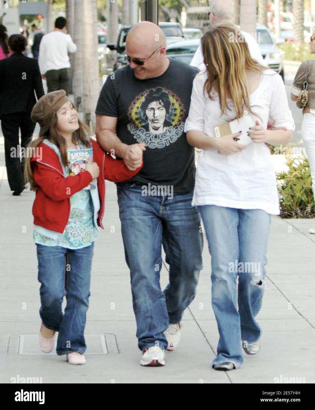 Exclusif !! L'acteur du Bouclier, Michael Chiklis, a passé samedi après-midi à Beverly Hills, vers., avec sa femme Michelle Moran et ses deux filles Autumn et Odessa. La famille heureuse semblait être dans de grands esprits et se moque et souriait pendant qu'ils marchaient bras dans le bras. 3/3/07 [[rac]] Banque D'Images