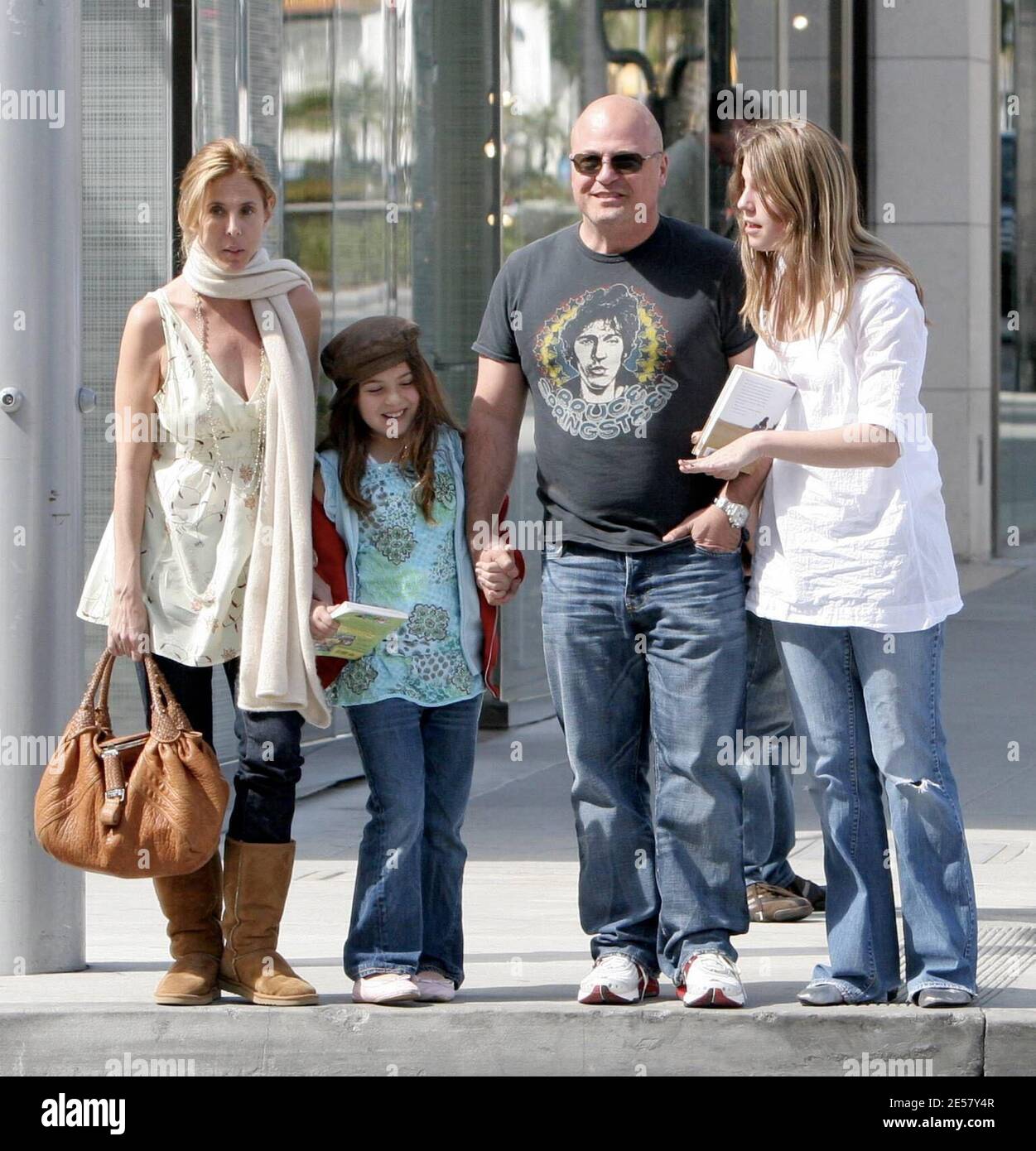 Exclusif !! L'acteur du Bouclier, Michael Chiklis, a passé samedi après-midi à Beverly Hills, vers., avec sa femme Michelle Moran et ses deux filles Autumn et Odessa. La famille heureuse semblait être dans de grands esprits et se moque et souriait pendant qu'ils marchaient bras dans le bras. 3/3/07 [[rac]] Banque D'Images