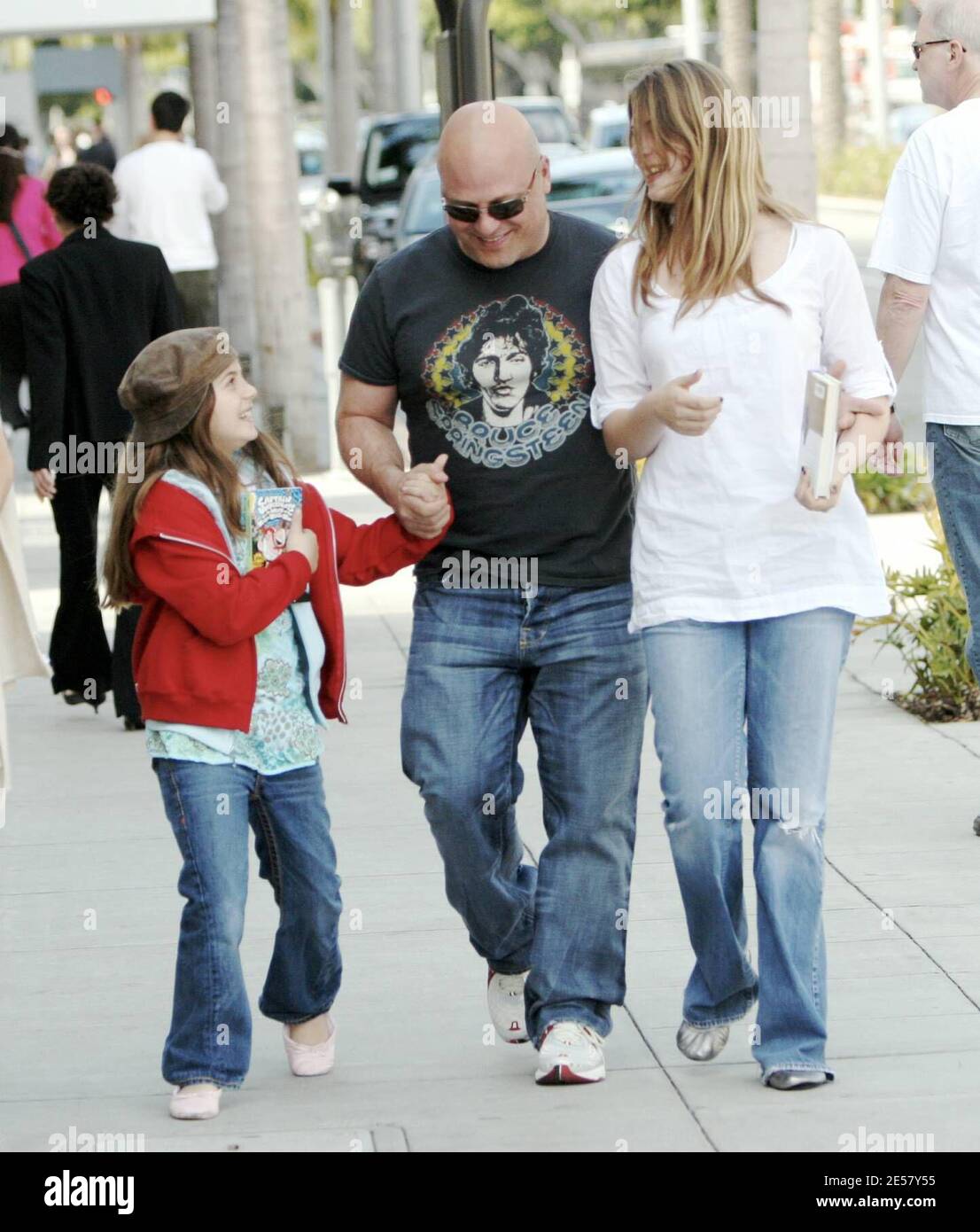 Exclusif !! L'acteur du Bouclier, Michael Chiklis, a passé samedi après-midi à Beverly Hills, vers., avec sa femme Michelle Moran et ses deux filles Autumn et Odessa. La famille heureuse semblait être dans de grands esprits et se moque et souriait pendant qu'ils marchaient bras dans le bras. 3/3/07 [[rac]] Banque D'Images