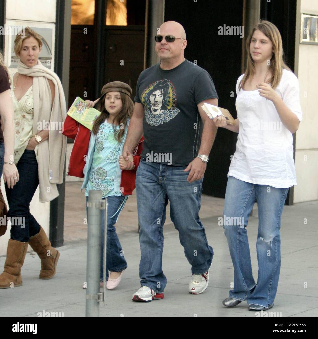 Exclusif !! L'acteur du Bouclier, Michael Chiklis, a passé samedi après-midi à Beverly Hills, vers., avec sa femme Michelle Moran et ses deux filles Autumn et Odessa. La famille heureuse semblait être dans de grands esprits et se moque et souriait pendant qu'ils marchaient bras dans le bras. 3/3/07 [[rac]] Banque D'Images