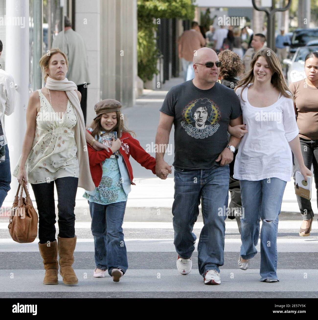 Exclusif !! L'acteur du Bouclier, Michael Chiklis, a passé samedi après-midi à Beverly Hills, vers., avec sa femme Michelle Moran et ses deux filles Autumn et Odessa. La famille heureuse semblait être dans de grands esprits et se moque et souriait pendant qu'ils marchaient bras dans le bras. 3/3/07 [[rac]] Banque D'Images