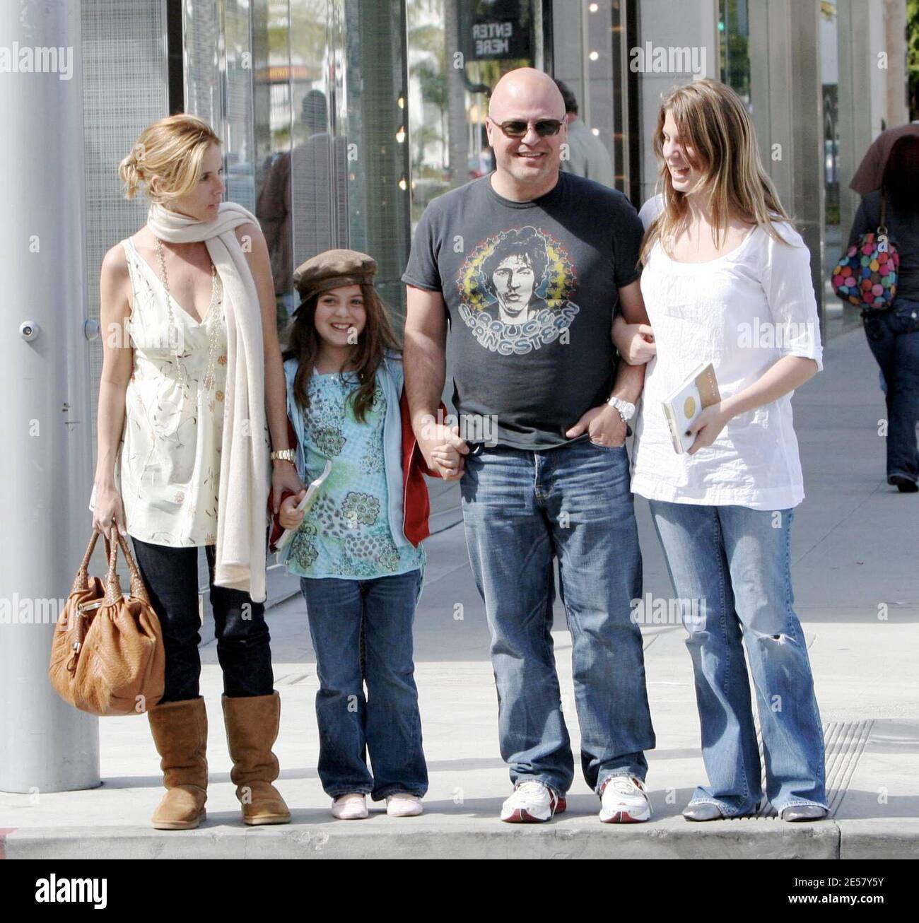 Exclusif !! L'acteur du Bouclier, Michael Chiklis, a passé samedi après-midi à Beverly Hills, vers., avec sa femme Michelle Moran et ses deux filles Autumn et Odessa. La famille heureuse semblait être dans de grands esprits et se moque et souriait pendant qu'ils marchaient bras dans le bras. 3/3/07 [[rac]] Banque D'Images