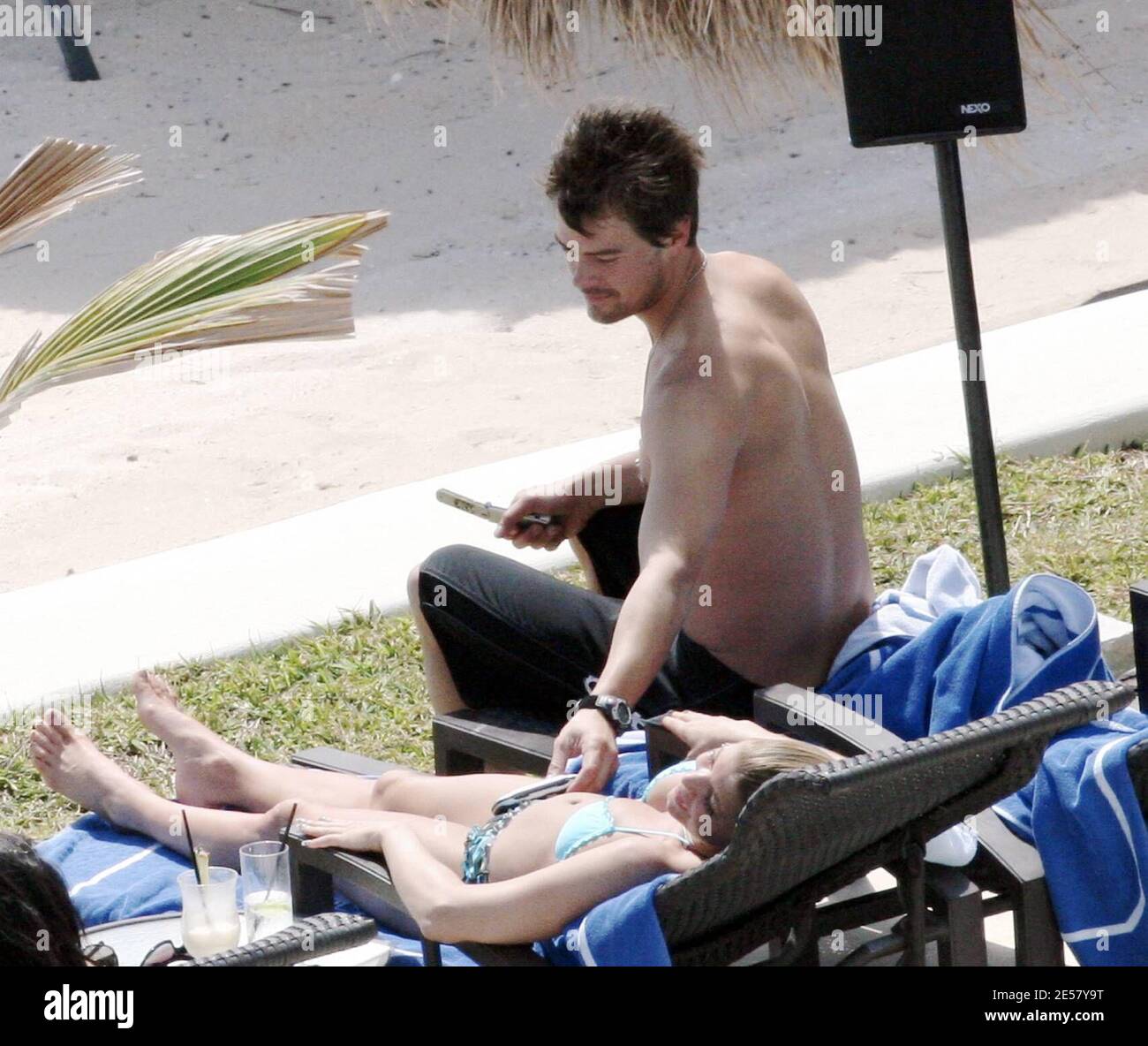 Exclusif !! Fergie et son petit ami Josh Duhamel se détendent au bord de la piscine dans leur hôtel de luxe au Mexique. Le couple était tous souriant car ils se prélaissaient au soleil et regardaient l'océan. À un moment donné, Duhamel semblait exprimer une grande admiration pour les fesses de Fergie.3/6/07 [[rac]] Banque D'Images