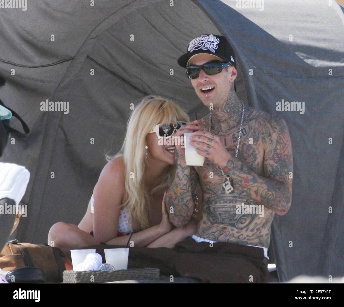 Télé-réalité « Meet the Barkers » On Off encore couple tatoué Blink 182  batteur Travis Barker et son Playboy Playmate et sa femme modèle Shanna  Moakler Profitez d'un dimanche après-midi ensoleillé à