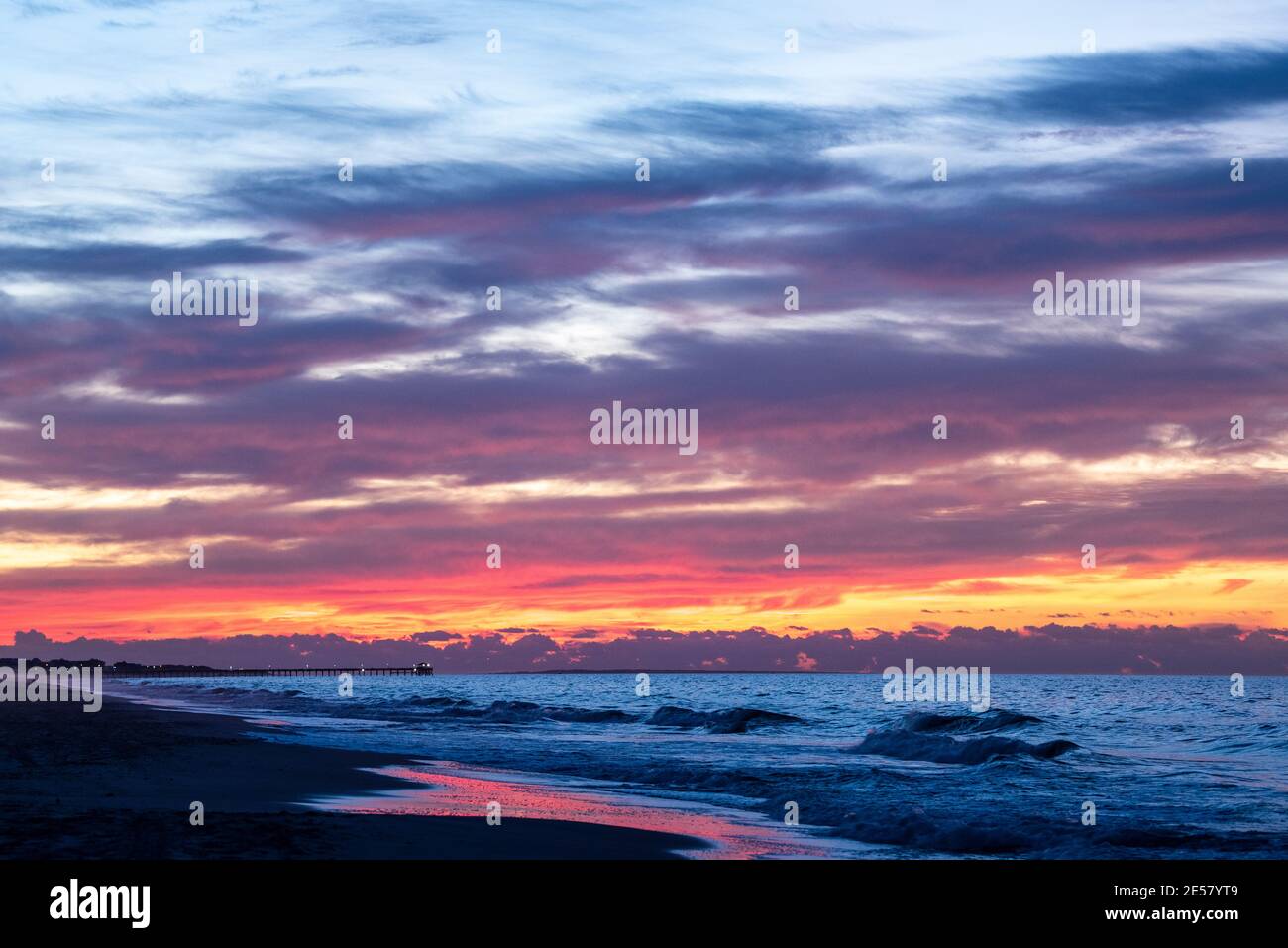 Le ciel brille de rose et d'orange lorsque le soleil se lève au-dessus de l'océan Atlantique. Banque D'Images