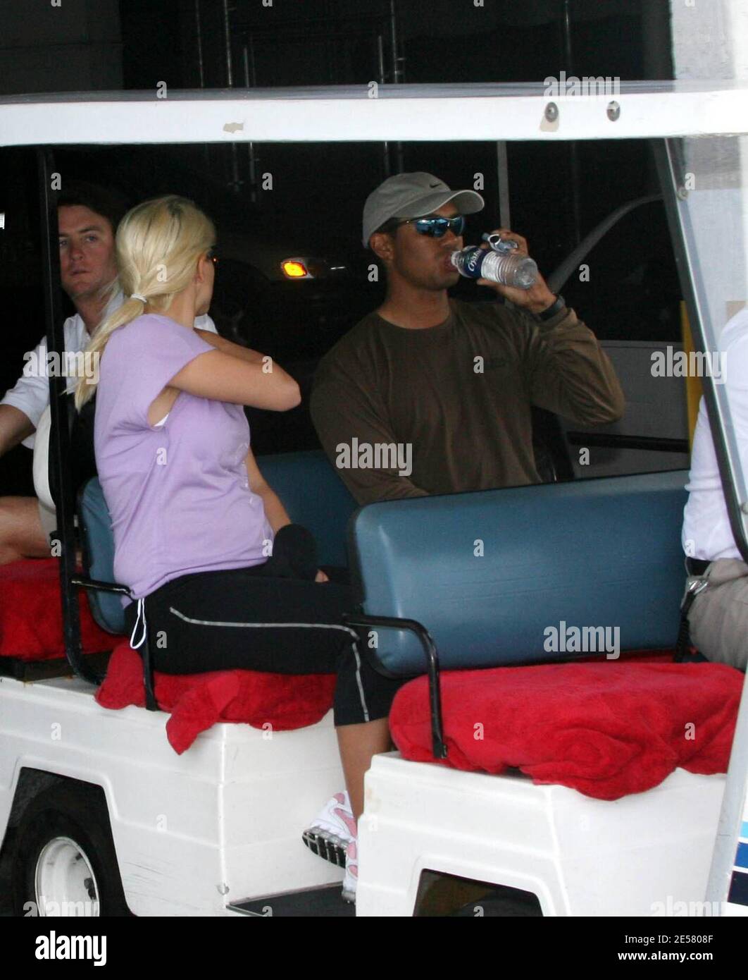 Exclusif !! La superstar du golf Tiger Woods et sa femme Elin font une pause de leur yacht « Privacy » pour aller à une salle de sport locale. Même si Elin est enceinte et montre, elle aime toujours s'y mettre et rester en forme. Miami Beach, Floride, 3/25/07 [[tag]] Banque D'Images