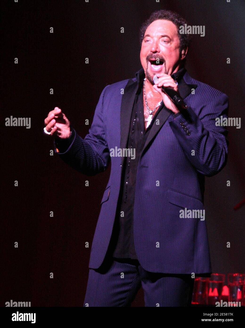 Tom Jones se produit en concert au James L Knight Center. Miami, Floride. 04/15/07 [[fa]] Banque D'Images