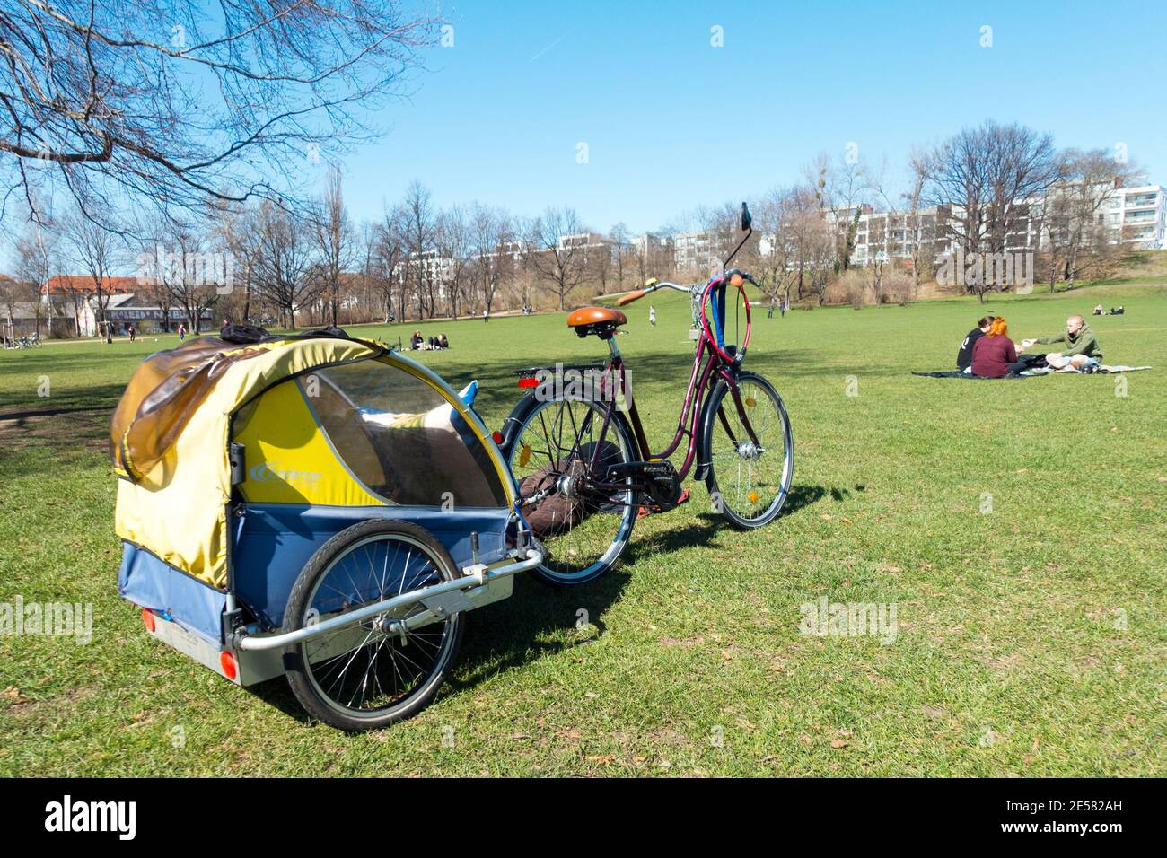Remorque de vélo dans le parc Alaunplatz, Dresde Neustadt Allemagne, Europe remorque de vélo, transporteur Banque D'Images