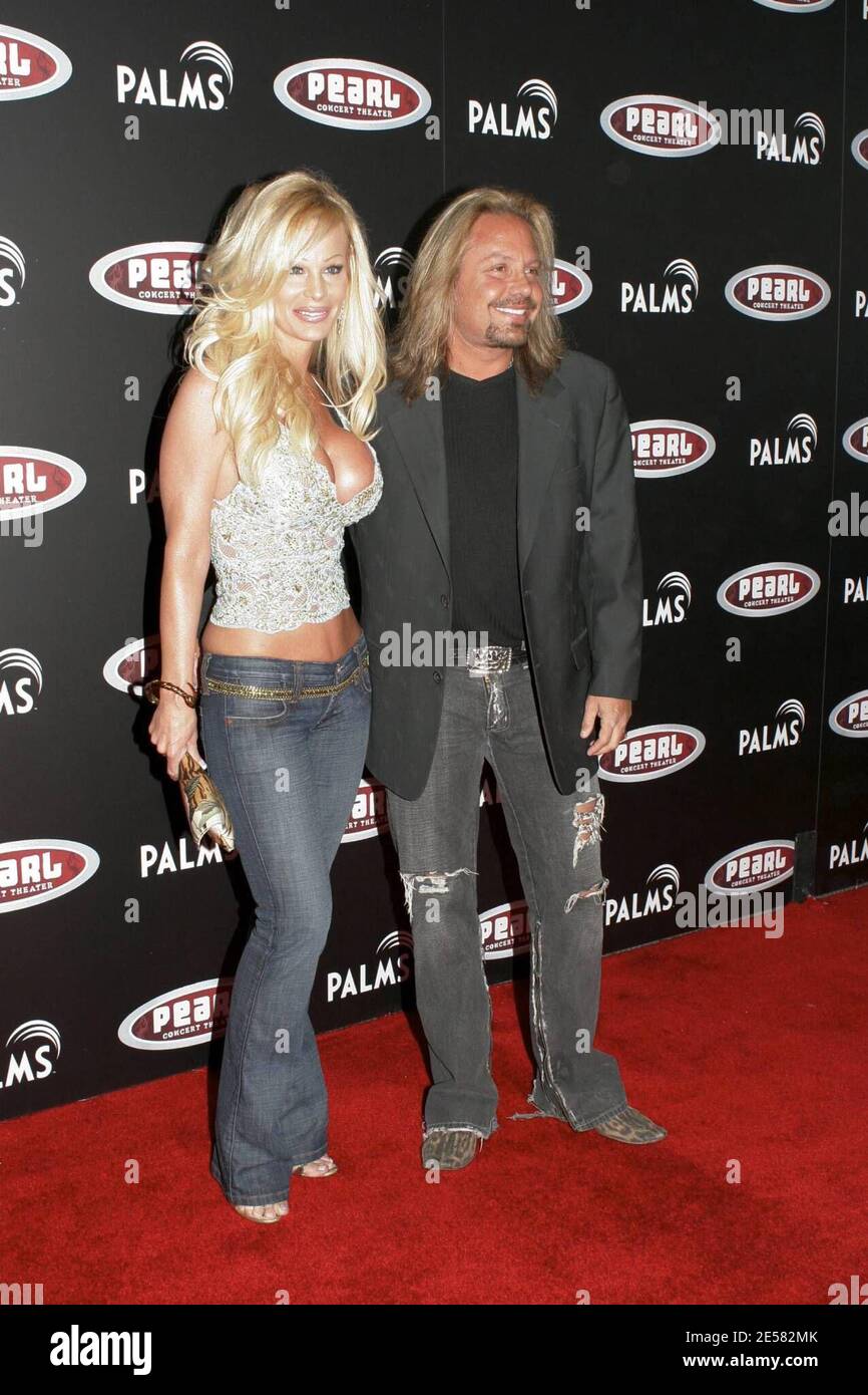 Vince Neil avec sa femme Lia Gerardini sur le tapis rouge pour l'ouverture officielle de Las Vegas Red Carpet pour la boîte de nuit Pearl. 4/21/07. [[gar]] Banque D'Images