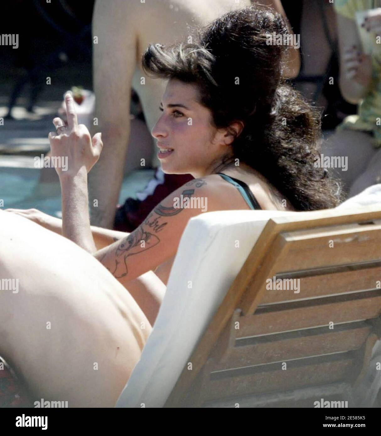Amy Winehouse, la chanteuse de 'Rehab', a exposé ses tatouages et ses cicatrices dans une paire de shorts et de lys de skimpy top pendant qu'elle se détendit dans la piscine d'un hôtel de Miami Beach, alors qu'elle serait à Miami pour épouser l'amant de longue date Blake fielder-civil dans les prochains jours. Miami, Floride 5/17/07. [[mab]] Banque D'Images