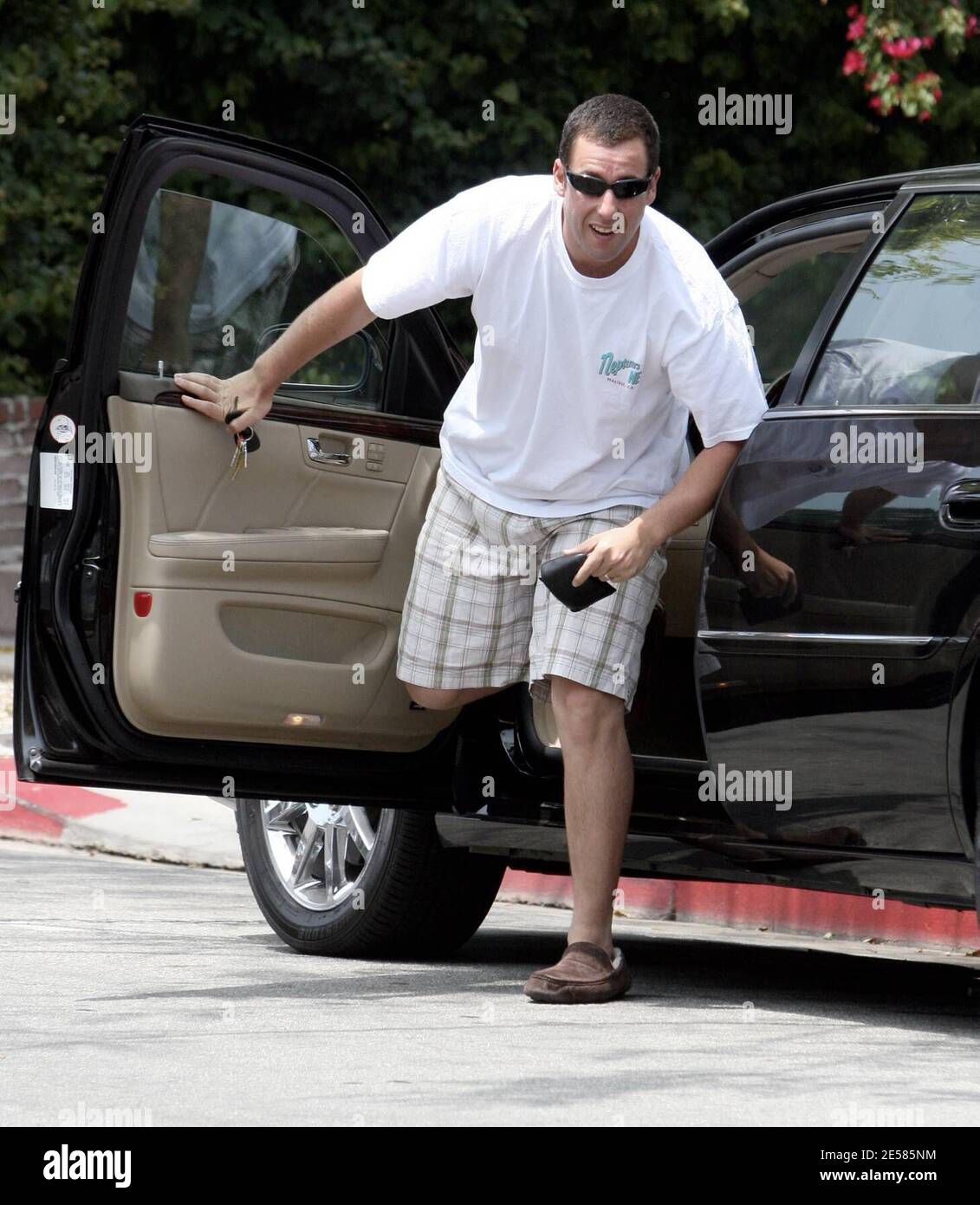 Exclusif !! Adam Sandler s'en sort avec sa fille, Sadie Madison, qui vient  de tourner un an ce mois-ci. Sandler portait une paire de pantoufles, un  short et un t-shirt Malibu. Los