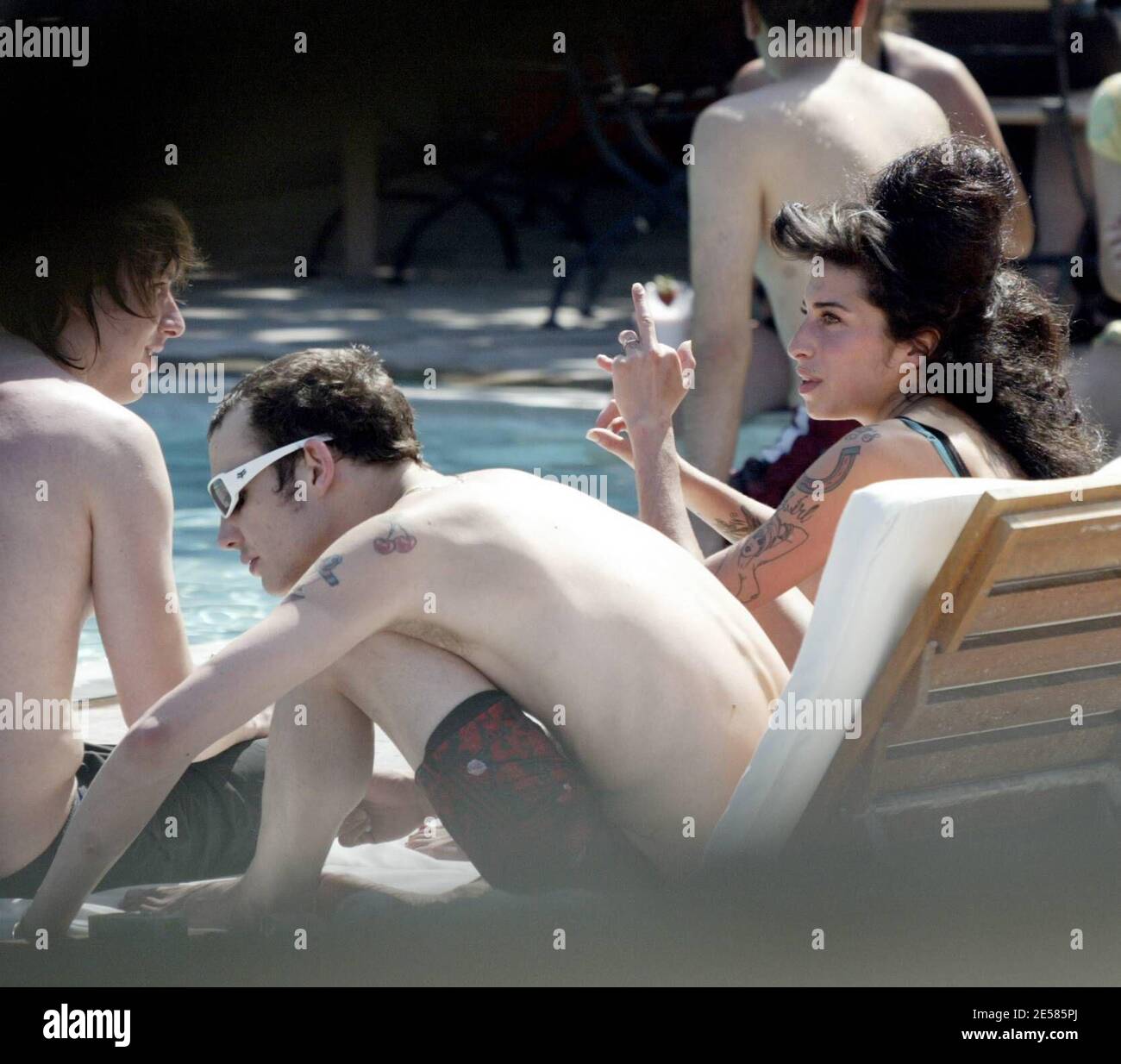 Amy Winehouse, la chanteuse de 'Rehab', a exposé ses tatouages et ses cicatrices dans une paire de shorts et de lys de skimpy top pendant qu'elle se détendit dans la piscine d'un hôtel de Miami Beach, alors qu'elle serait à Miami pour épouser l'amant de longue date Blake fielder-civil dans les prochains jours. Miami, Floride 5/17/07. [[mab]] Banque D'Images
