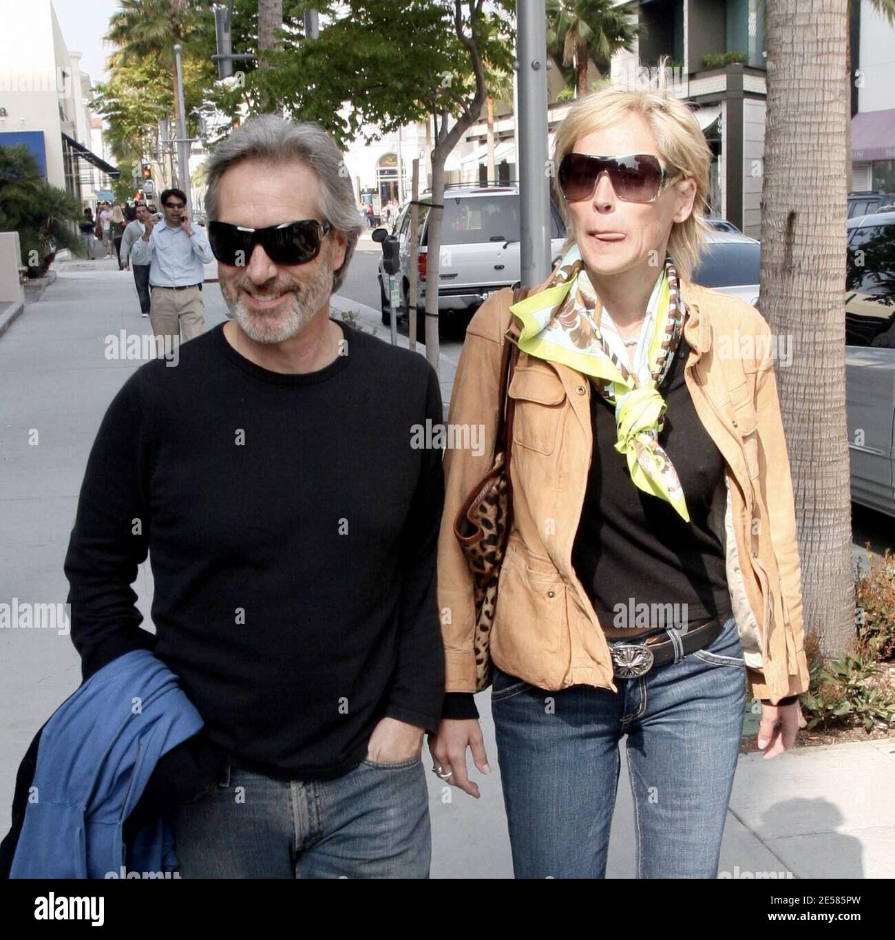 Une Perky Sharon Stone et son nouveau magasin beau et promenez-vous à Beverly Hills, en Californie. Le couple souriait et riait tout le temps pendant que des foules de curieux se rassemblaient. Les arrêts de fosse comprenaient le magasin Dior et un bâtiment médical où Sharon a donné un don à une femme sans abri. 5/16/07. [[rac ral]] Banque D'Images