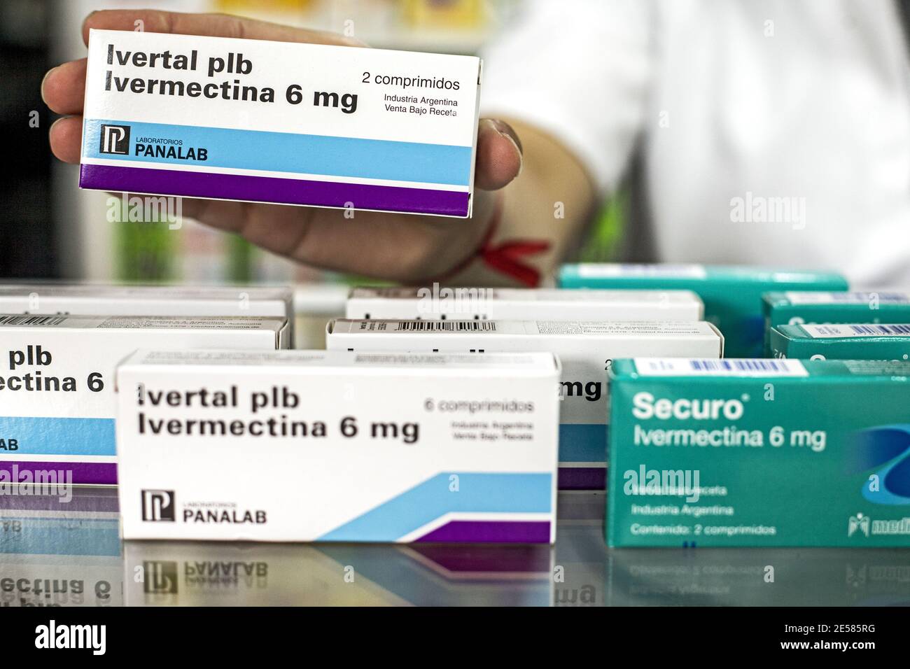 Buenos Aires, capitale fédérale, Argentine. 26 janvier 2021. La communauté scientifique reste controversée pour l'utilisation thérapeutique de l'ivermectine dans la prévention et le traitement du coronavirus.l'ivermectine est un agent antiparasite à large spectre en médecine humaine et vétérinaire. Des tests in vitro ont montré son potentiel en tant qu'inhibiteur du virus du COV-SRAS-2. Il est devenu important lorsque certaines études cliniques ont montré une réduction significative du risque de contagion et de la mortalité des positifs.bien que l'Administration nationale des aliments, des médicaments et de la technologie médicale (AN Banque D'Images