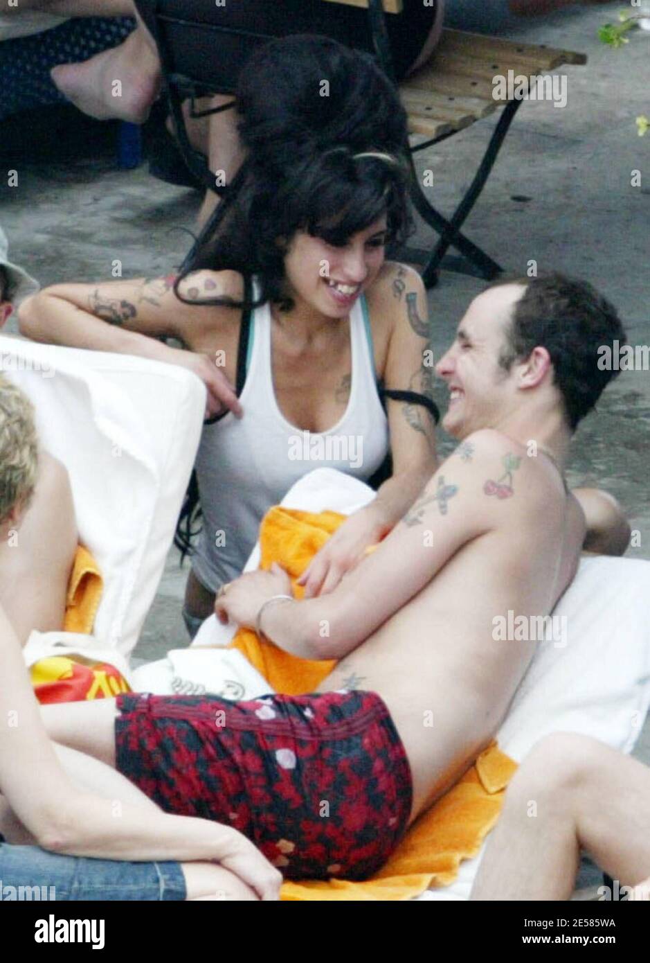 Exclusif !! Sensation de chant au Royaume-Uni Amy Winehouse a déclaré : « Oui, oui, oui ! » Vendredi matin à Miami, où elle a épousé fianc Blake fielder-civil dans une cérémonie intime rejointe par six amis. Après les nuptials, le couple heureux est arrivé au bar de la piscine de l'hôtel de Miami Beach où ils ont célébré avec des boissons et ont montré leur affection évidente les uns pour les autres. Miami, Floride 5/18/07. [[mab]] Banque D'Images