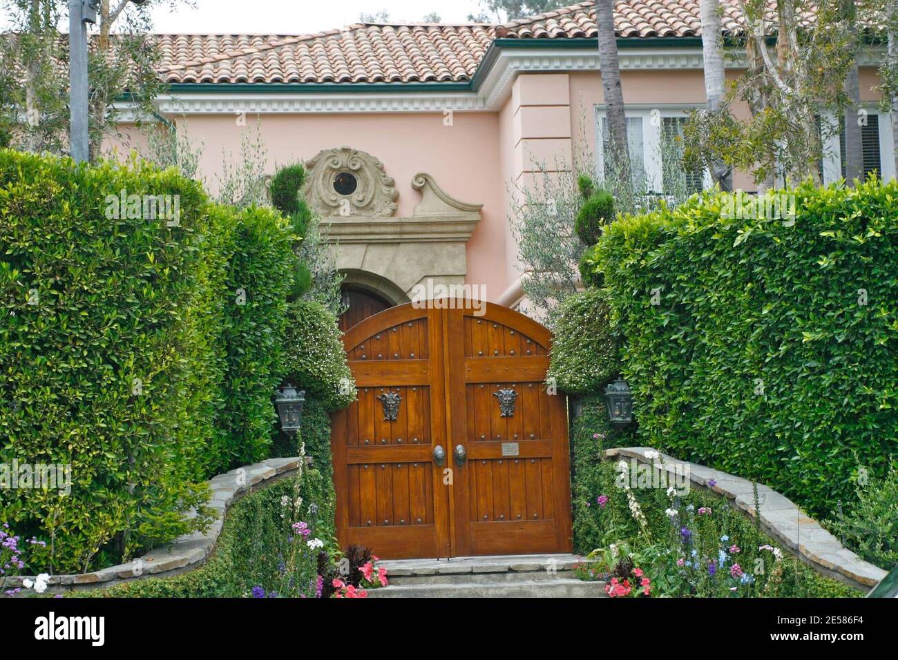 Exclusif !! Les Osbournes ont mis leur style gothique Beverly Hills, Calif. Maison, qui plus tard vendu à Christina Aguilera et Jordan Bratman, à la vente, encore une fois. Le couple de rocker a mis la résidence de la famille en Californie sur le marché l'année dernière mais n'a trouvé aucun acheteur. La propriété est maintenant inscrite à nouveau à $11,995,000. La maison a 11,571 pieds carrés avec 6 chambres et 10 salles de bains. S'ils peuvent trouver un acheteur à ce prix-là, les compétences commerciales de Sharon auront payé car ils ont acheté la maison pour seulement 3,900,000 $ en 1999. 5/22/07. [[laj]] Banque D'Images