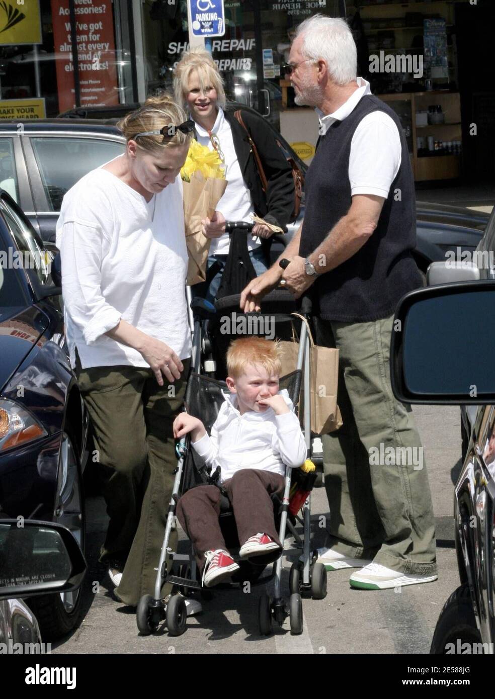 Malcolm McDowell, l'épouse Kelley Kuhr et leur fils Beckett Taylor passent un samedi après-midi à Malibu, en Californie, le 6/9/07. [[rac]] Banque D'Images