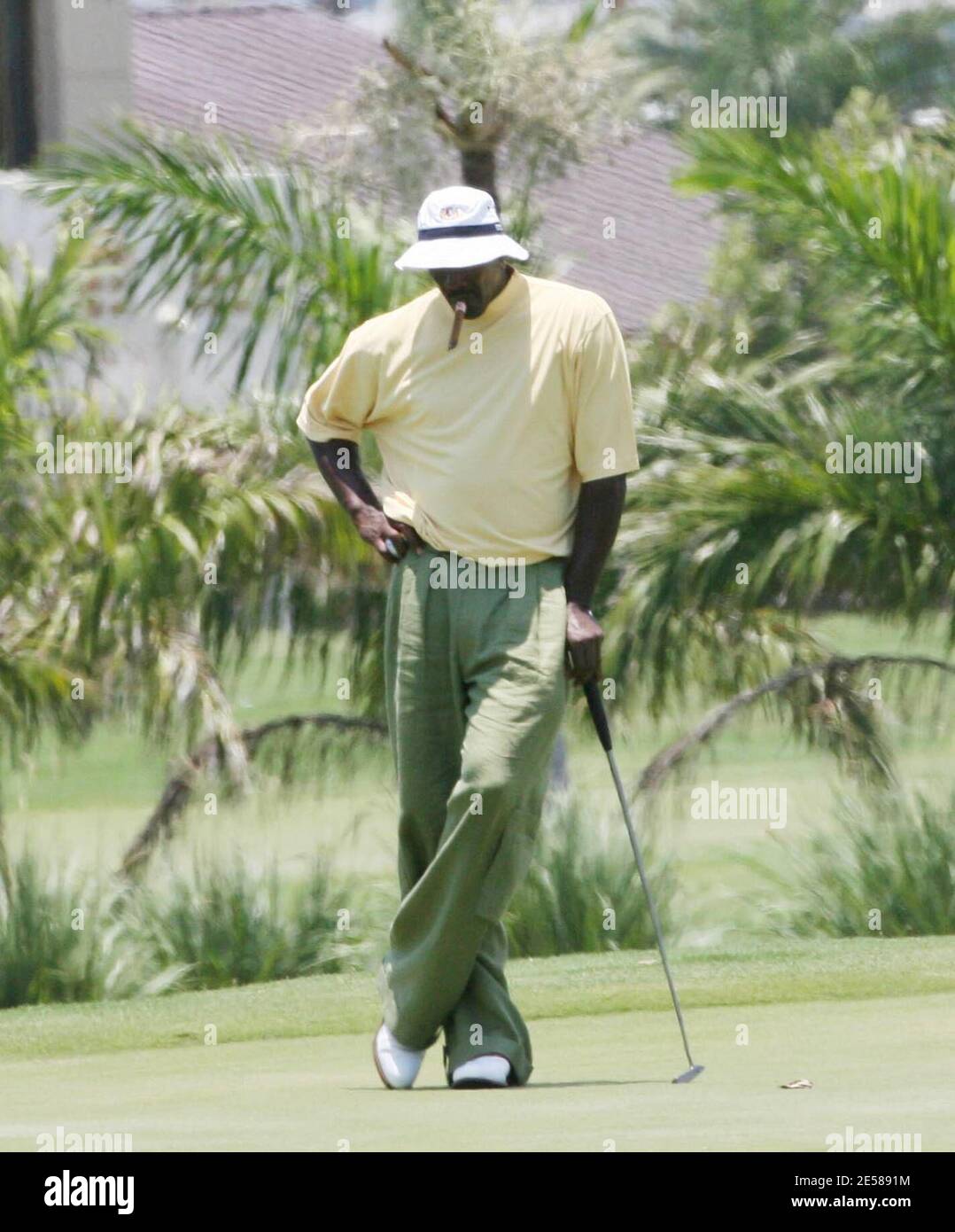 Exclusif !! Michael Jordan, légende de la NBA, prend le temps de jouer au golf avec ses amis. Il a soufflé sur une stomie tout au long et a commencé à trancher mal quand il a pigé notre vivaneau. Miami, Floride 6/12/07. [[balise]] Banque D'Images