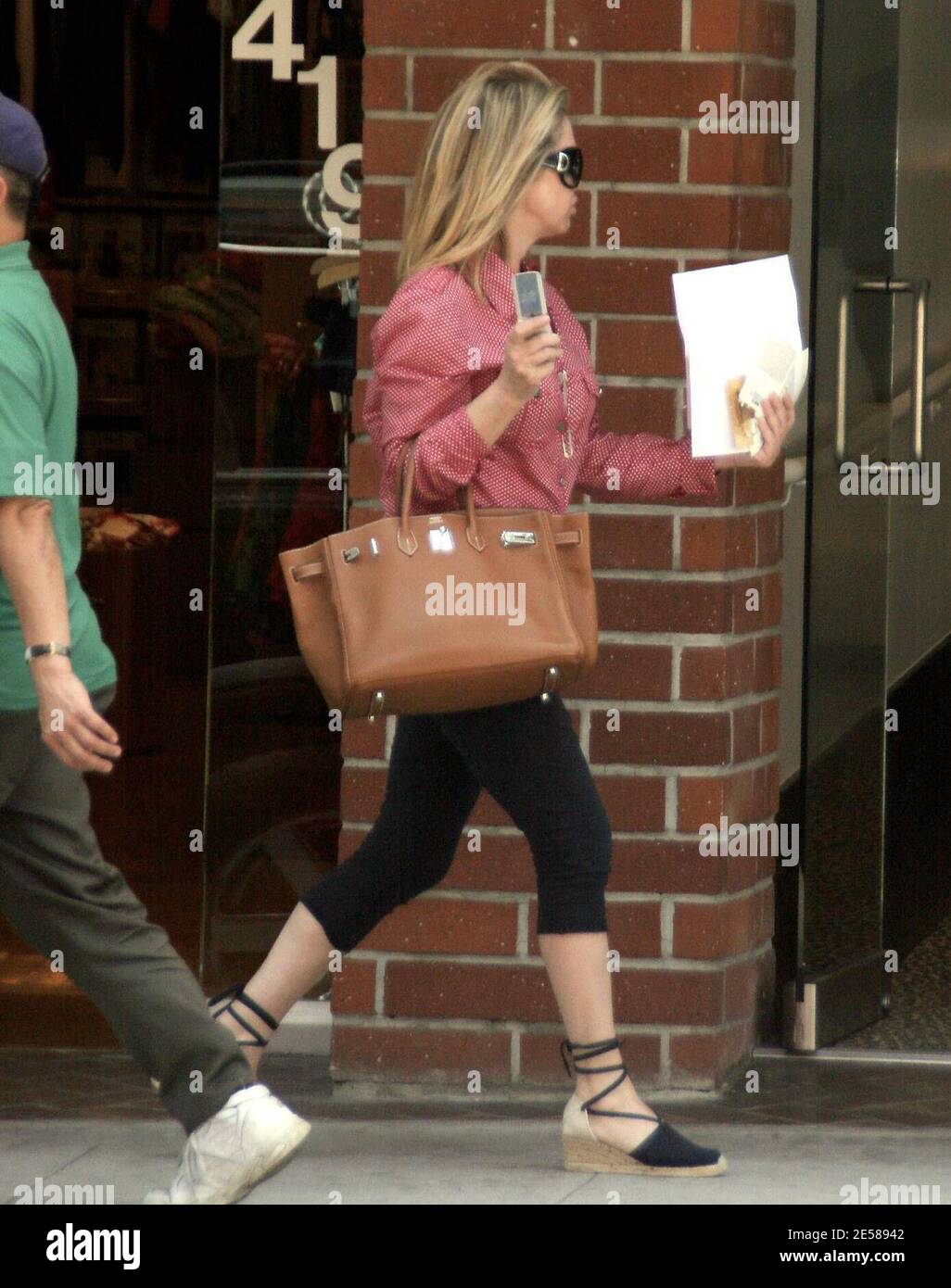 Exclusif !! Kathy Hilton garde les apparences pendant que sa fille Paris est dans le slammer. Kathy a visité un salon de manucure à Beverly Hills, en Californie, le 6/13/07. [[ral]] Banque D'Images