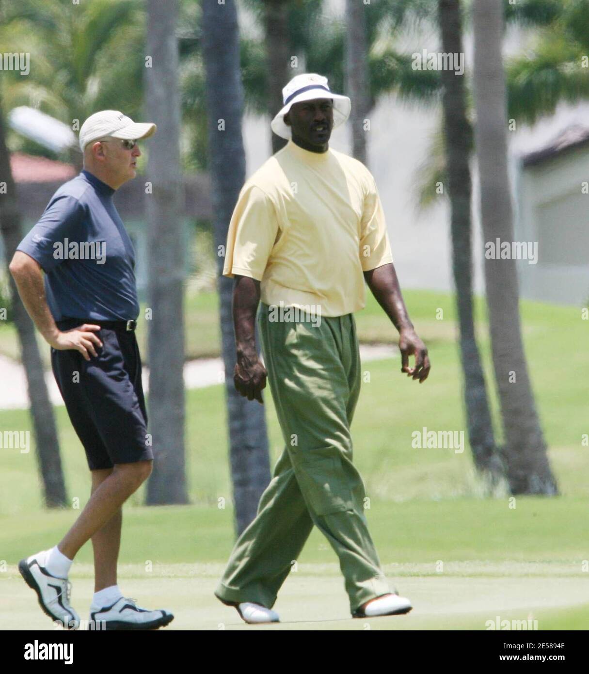 Exclusif !! Michael Jordan, légende de la NBA, prend le temps de jouer au golf avec ses amis. Il a soufflé sur une stomie tout au long et a commencé à trancher mal quand il a pigé notre vivaneau. Miami, Floride 6/12/07. [[balise]] Banque D'Images