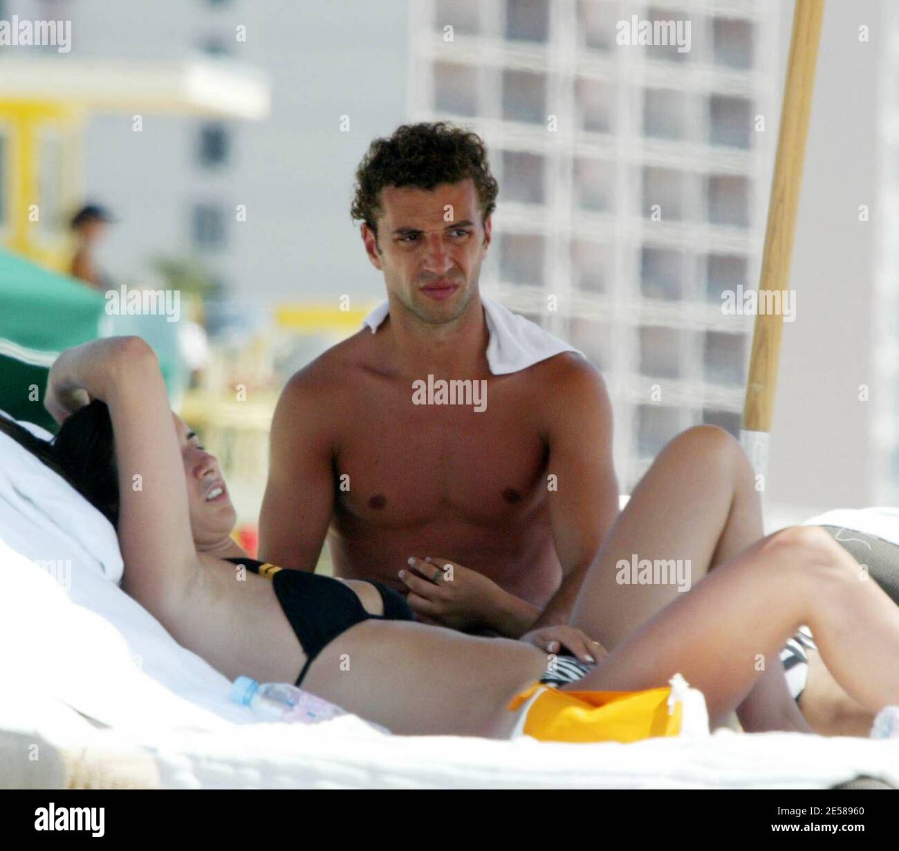 Exclusif !! Les footballeurs portugais Simao Sabrosa et Bruno JO†o Morais Aguiar profitent du soleil avec des amis sur Miami Beach, Floride 6/14/07. [[balise mab]] Banque D'Images