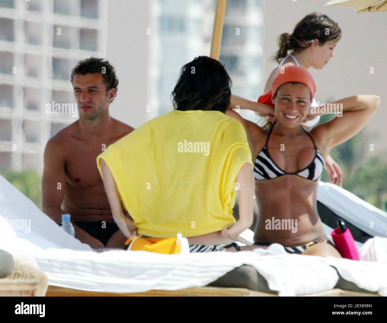 Exclusif !! Les footballeurs portugais Simao Sabrosa et Bruno JO†o Morais Aguiar profitent du soleil avec des amis sur Miami Beach, Floride 6/14/07. [[balise mab]] Banque D'Images