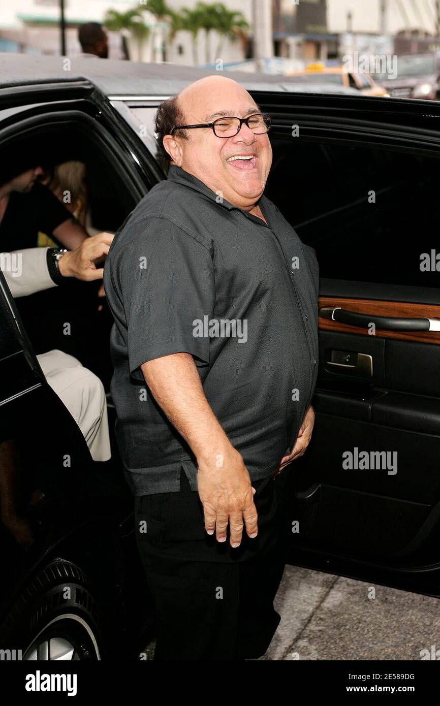Danny DeVito, copropriétaire, arrive pour l'ouverture officielle du restaurant Devito South Beach. Miami Beach, Floride 6/13/07. DeVito South Beach Restaurant, Miami Beach FL. [[FAM]] Banque D'Images