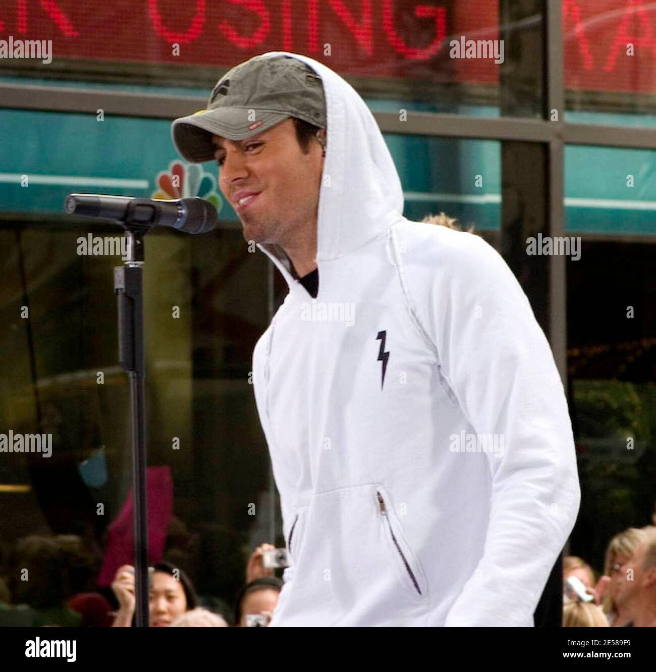 Enrique Iglesias, chanteur latin de heartthrob, se produit sur le Today  Show à New York, NY 6/15/07. [[jav]] Photo Stock - Alamy