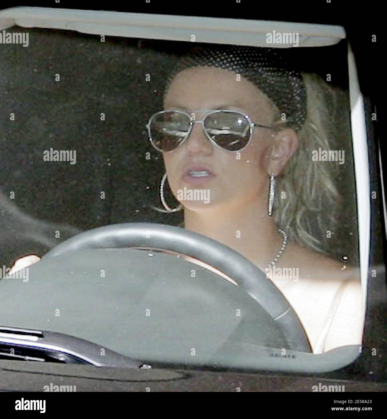 Britney Spears a rendu visite à ses avocats aujourd'hui après avoir signalé  qu'elle avait demandé à une station de radio de Floride de retirer des  publicités offensives qui dépeignent la chanteuse avec