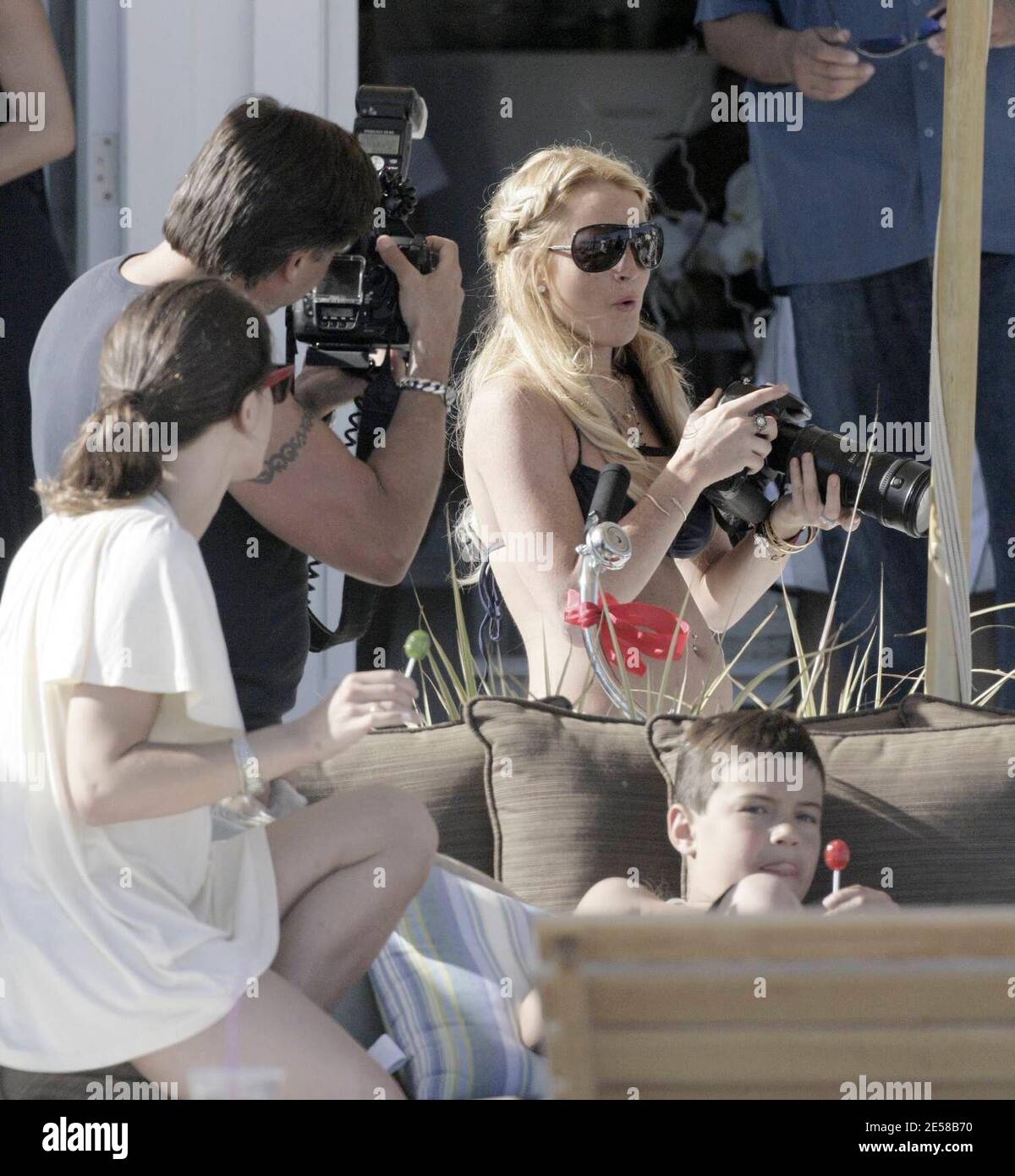 Lindsay Lohan célèbre son 21e anniversaire lors d'une fête avec sa famille et ses amis dans une maison de plage. L'étoile troublée, fraîche de réadaptation, a passé la journée dans un bikini en prenant des photos du groupe. Aucun alcool n'était visible à la fête. La fête était semblable au bash d'anniversaire Lohan avait l'année dernière dans une autre maison sur la même étendue de sable. Malibu, Californie, 7/2/07. [[mbj]] Banque D'Images