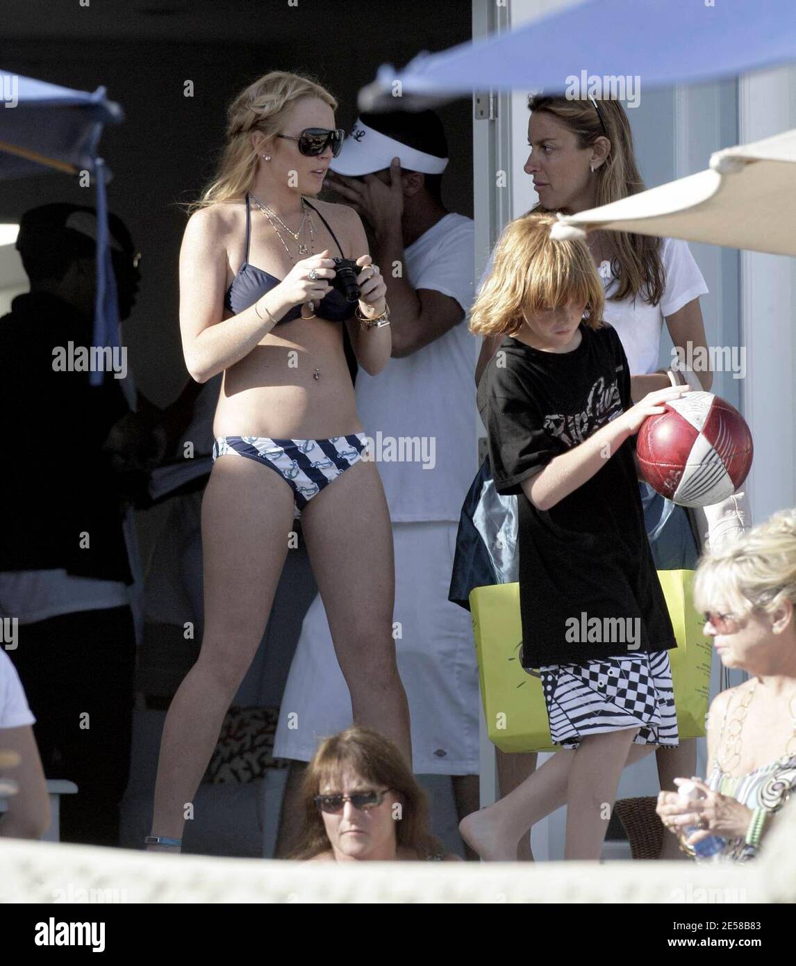 Lindsay Lohan Celebre Son 21e Anniversaire Lors D Une Fete Avec Sa Famille Et Ses Amis Dans Une Maison De Plage L Etoile Troublee Fraiche De Readaptation A Passe La Journee Dans Un Bikini