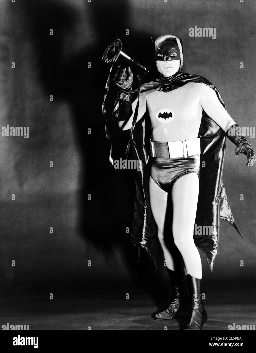 1966 , Etats-Unis : ADAM WEST AS Batman - Bruce Wayne dans la série télévisée BATMAN , De la bande dessinée de Bob Kane et Bill Finger - TELEVISIONE - FILM - CINÉMA - SÉRIE TELEVISIVA - TV - série - maschera - masque - fantascienza - fumetti - BD - super éroe - superéroe - super héros - super héros - arma - canon --- Archivio GBB Banque D'Images