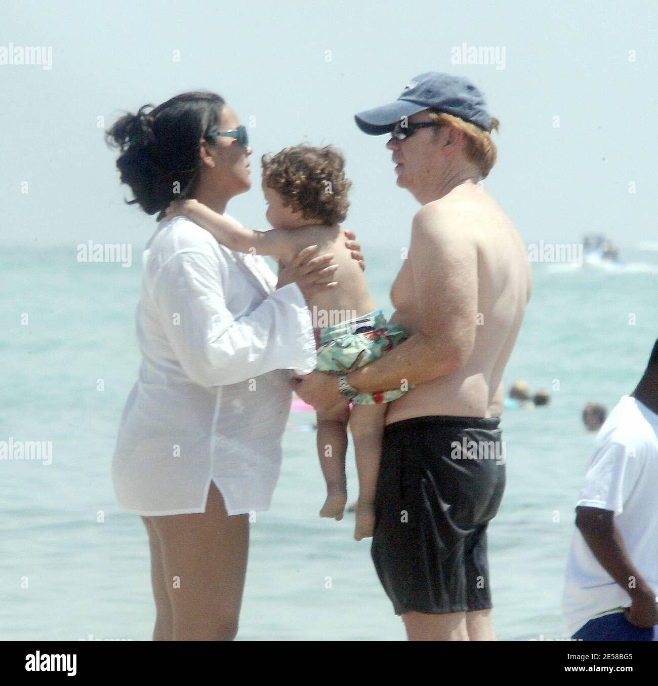 Exclusif !! CSI: David Caruso, star de Miami, et Liza Marquez, petite amie,  qui attendent leur deuxième enfant ensemble, ont passé la Journée de  l'indépendance sur la plage avec leur fils Marquez