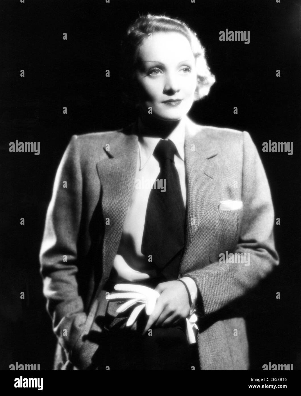 1936. : l'actrice MARLENE DIETRICH ( 1902 - 1992 ) , Pubblicty Paramount  Images pour le film DÉSIR de Frank Borzage - CINÉMA - FILM - atrice -  portrait - ritratto -
