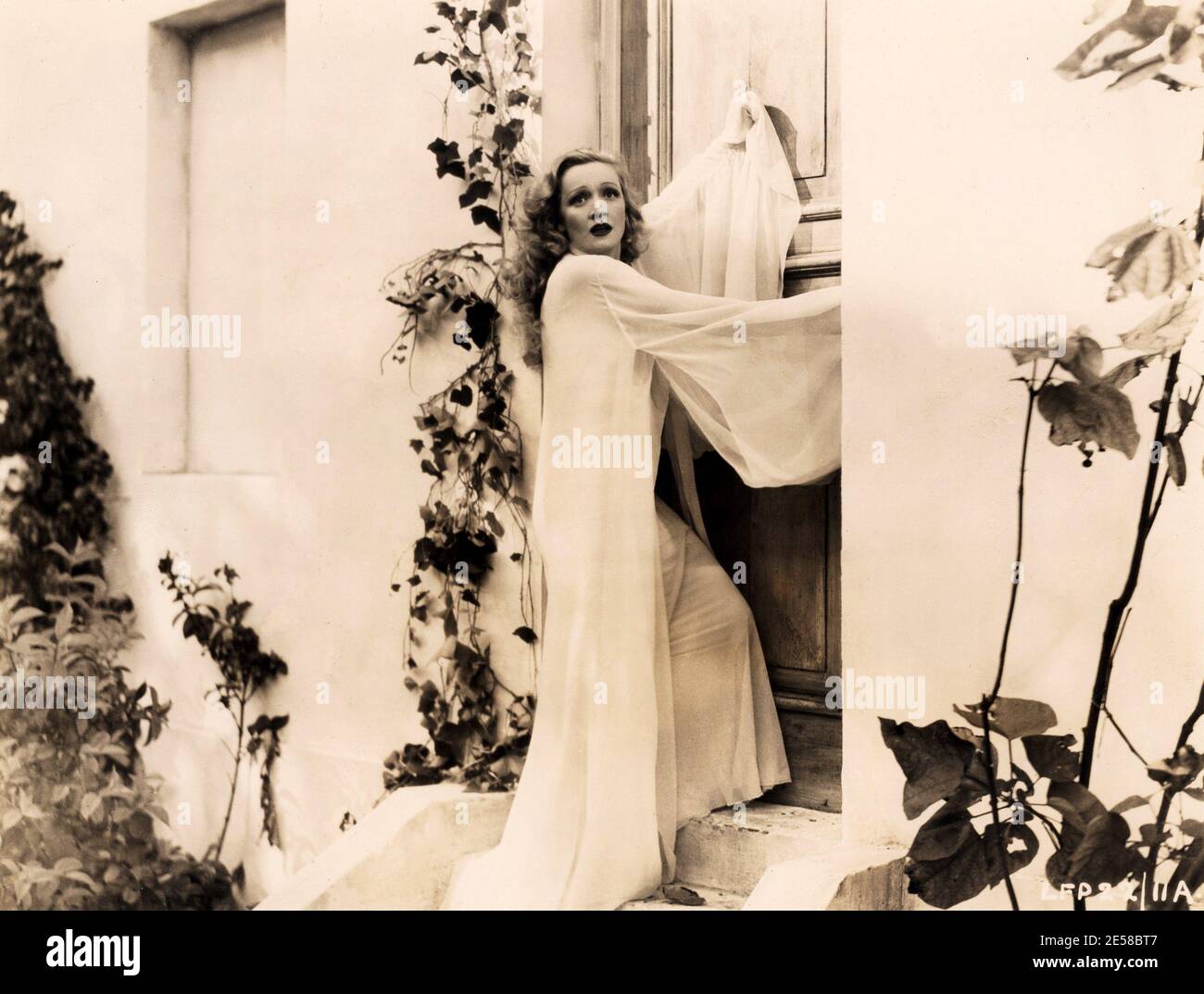 1936. : l'actrice MARLENE DIETRICH ( 1902 - 1992 ) dans LE JARDIN D'ALLAH par Richard Boleslawski , du roman de Robert Hichens , United Artists Productions - CINÉMA - FILM - atrice - portrait - ritratto - terrore - paura - blonde à cheveux longs - blondie - bionda - capelli biondi --- Archivio GBB Banque D'Images