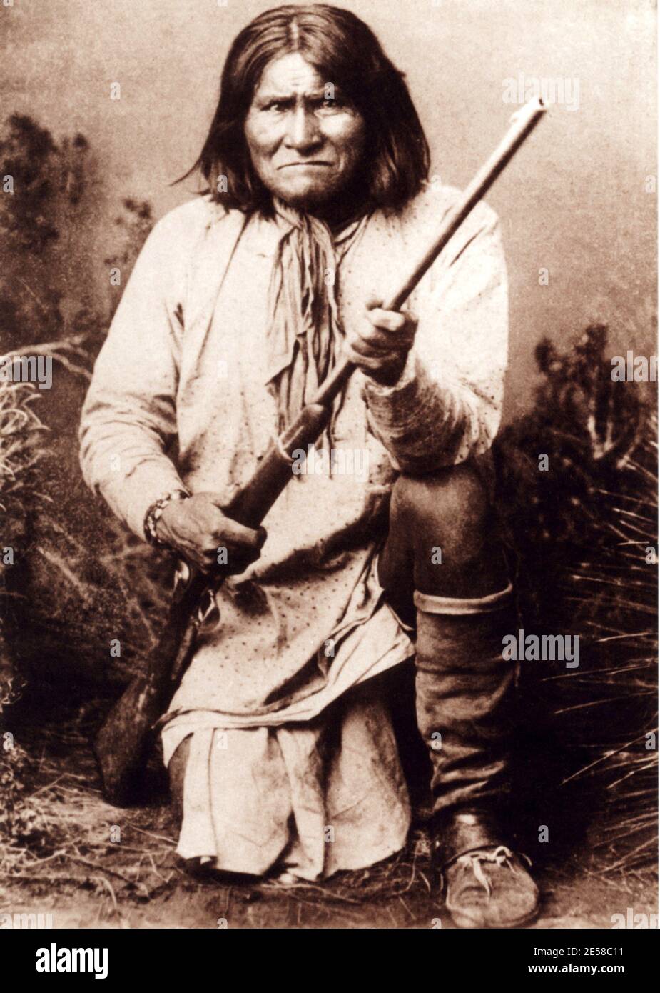 1884 c., USA : le chef GERONIMO , célèbre chef de guerre Chiricahua Apache . après de nombreuses escapades et évasions , Geronimo a finalement été capturé en 1886. Il est mort de pneumonie en 1909 après plus de 20 ans d'internement , principalement à fort Sill en Oklahoma - VECCHIO OUEST - Old - INDIANO PELLEROSSA - Indiand natifs américains - fucile - fusil - portrait - ritrato ---- Archivio GBB Banque D'Images