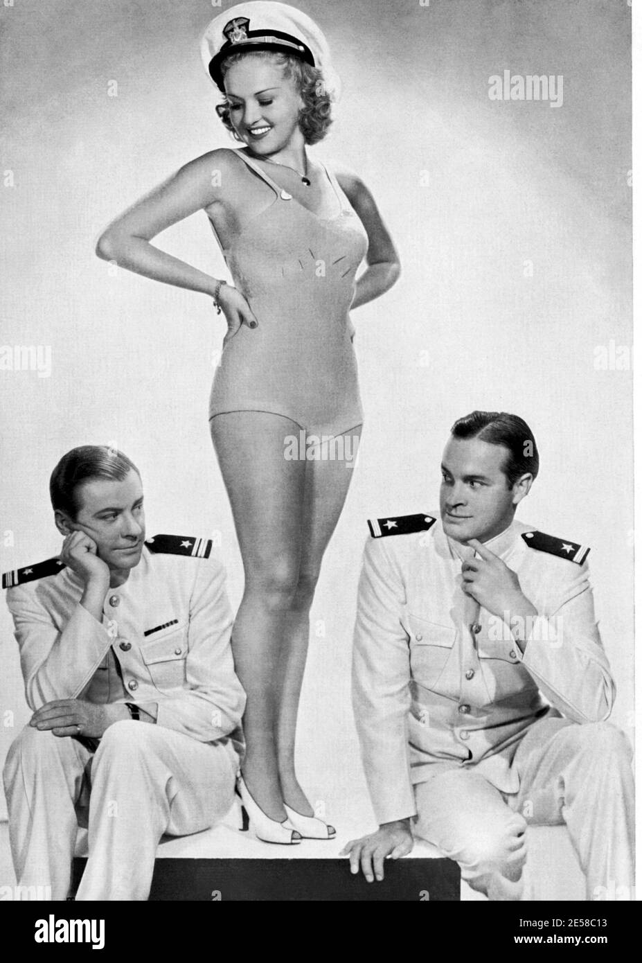 1938 , ETATS-UNIS : BETTY GRABLE ( 1916 - 1973 ) , BOB HOPE ( 1903 - 2003 ) ET JACK WHITING ( 1901 - 1961 ) Dans DONNEZ-MOI UN MARIN par Elliot Nugent - FILM - CINÉMA - FILM - marina - marinai - divisa militare - uniforme militaire - uniforme - costume intero da bagno - maillot de bain - bain - bain - piscine - pinup - épingler - pigeonnant - pose - gambe - Jambes - bionda - cheveux blonds - capelli biondi - blondie - chapeau - cappello - trio - triangolo amoroso - rivali - rivaux - musical --- Archivio GBB Banque D'Images