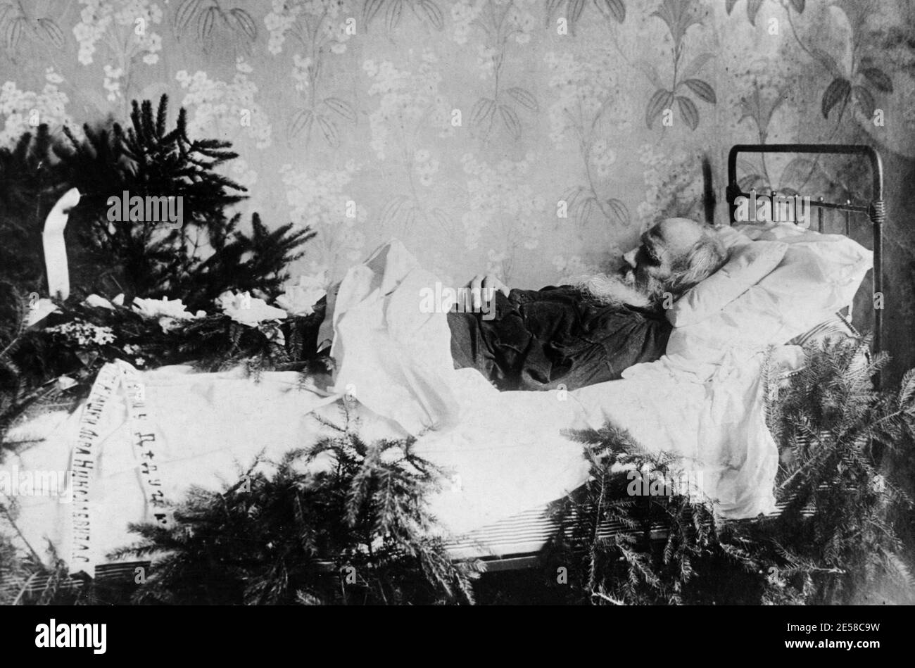 1910 , RUSSIE : le célèbre poète et écrivain russe Lev Nikolaevic TOLSTOJ ( 1828 - 1910 ) Rester mort au lit dans sa maison d'Astapovo - POST MORTEM - post mortem - SCRITTORE - LETTERATO - LETTERATURA - LITTÉRATURE - POÈTE - POETA - POÉSIE - POESIA - TOLSTOÏ - TOLSTOÏ - Leone - letto di morte - morto - defunto - cavere - longue barbe blanche - lunga barba bianca - RUSSIE - catafalco - pompe funebri onoranze - uomo vecchio anziano - ancien homme - --- Archivio GBB Banque D'Images