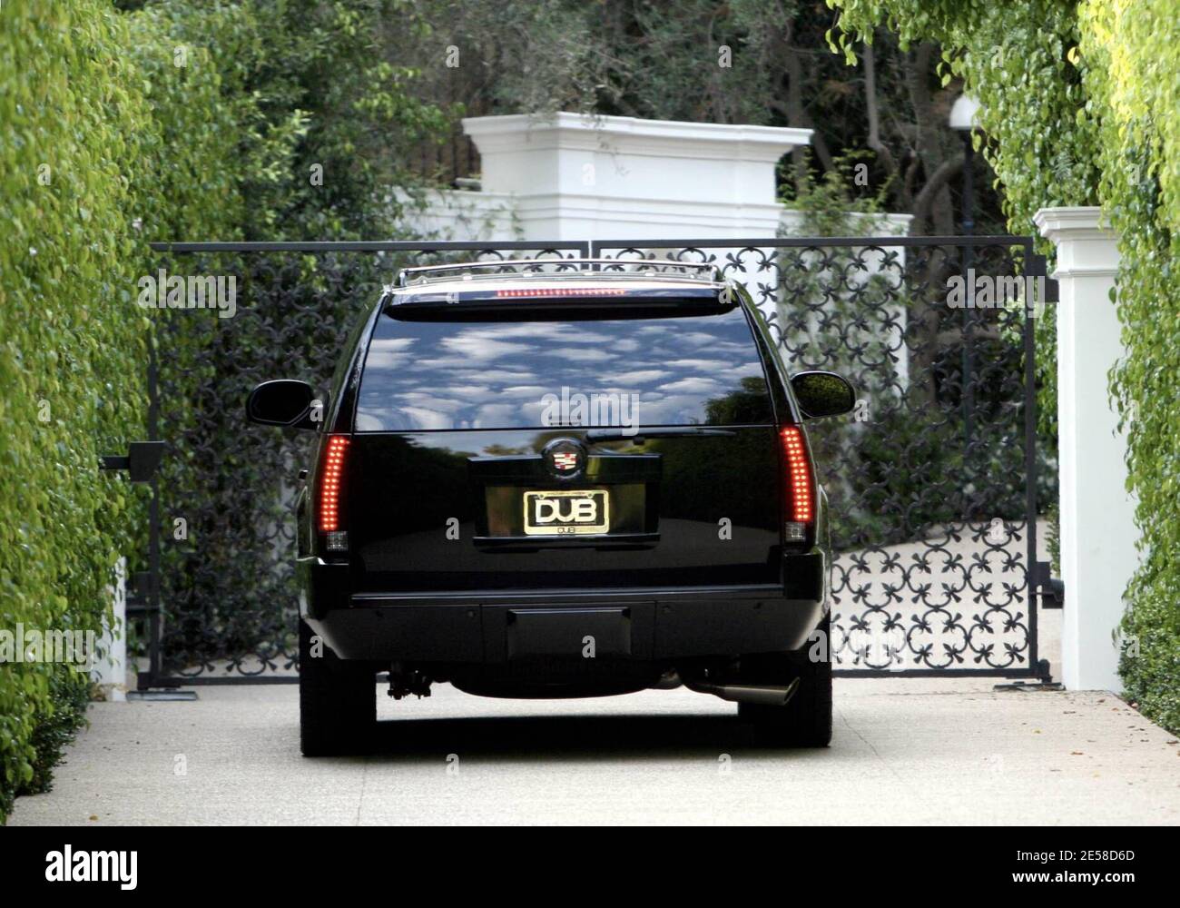David Beckham arrive à la maison après une journée complète au travail avec ses nouveaux coéquipiers. Beckham est parti pour s'entraîner à 8h et n'est pas revenu jusqu'à 17h, même s'il était jusqu'à 2h du matin la nuit avant d'avoir un dîner tardif au Château Marmont. Beckham se conduisit pour travailler dans son nouveau SUV escalade qui porte son numéro d'équipe 23 sur la calandre. Beverly Hills, Californie 7/15/07. [[rac]] Banque D'Images