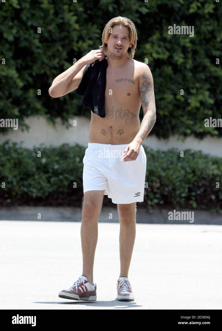 Sean Stewart va pour un jogging dimanche après-midi avec un ami. « pas de jogging nu aujourd'hui » il plaisantait en plaisantant les photographes qui attendaient un aperçu de David et de Victoria Beckham. Beverly Hills, Californie 7/15/07. [[rac]] Banque D'Images