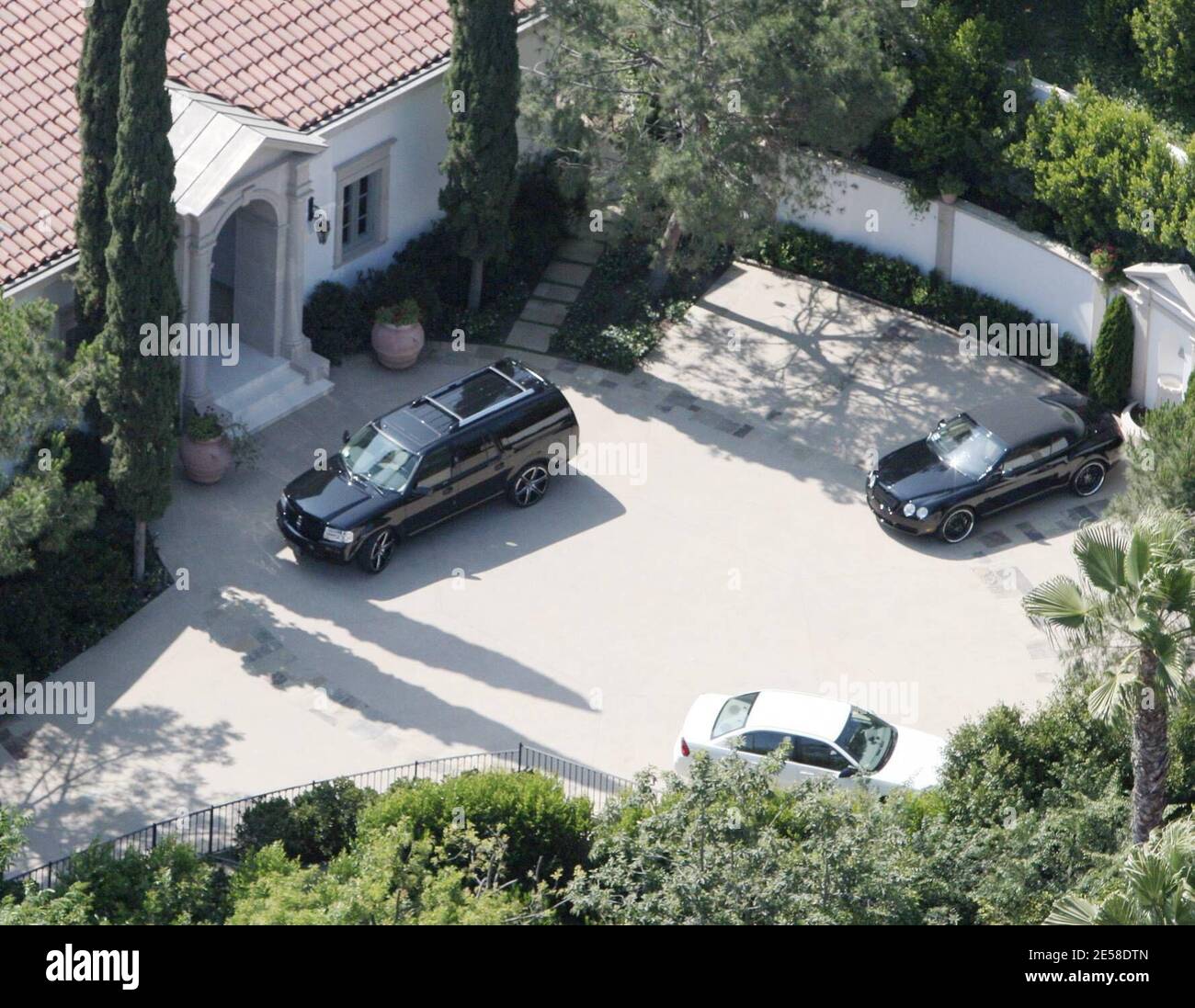 Exclusif !! La maison de David et Victoria Beckham a maintenant la touche personnelle complète avec des meubles de jardin et une table ronde pour un roi. Les Beckhams ont également installé une clôture à l'épreuve des enfants autour de leur piscine. Vicotoria qui a trouvé la maison pour sa famille pense à écrire un livre sur le design d'intérieur après ses expériences après l'achat et la rédocoration de la maison à Beverly Hills, en Californie 7/21/07. [[rac ral]] Banque D'Images