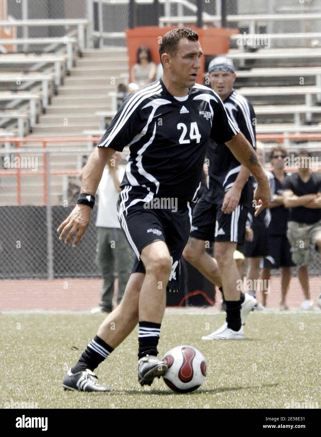 Vinnie Jones revient à ses racines de football anglais pour assister à Soccer for Survivors, un événement caritatif au profit du Programme pour les victimes de la torture ou PTV. Le match a été accompagné d'artistes et de joueurs internationaux de football, notamment Steve Jones, Jimmy-John Louis, Santiago Cabrera, Costas Mandylor, Alexi Lalas, Martin Vasquez, Frank LeBouef, Eric Wynalda, Barry Venison et Richard Gough. Beverly Hills, Californie 7/22/07. [[wam]] Banque D'Images